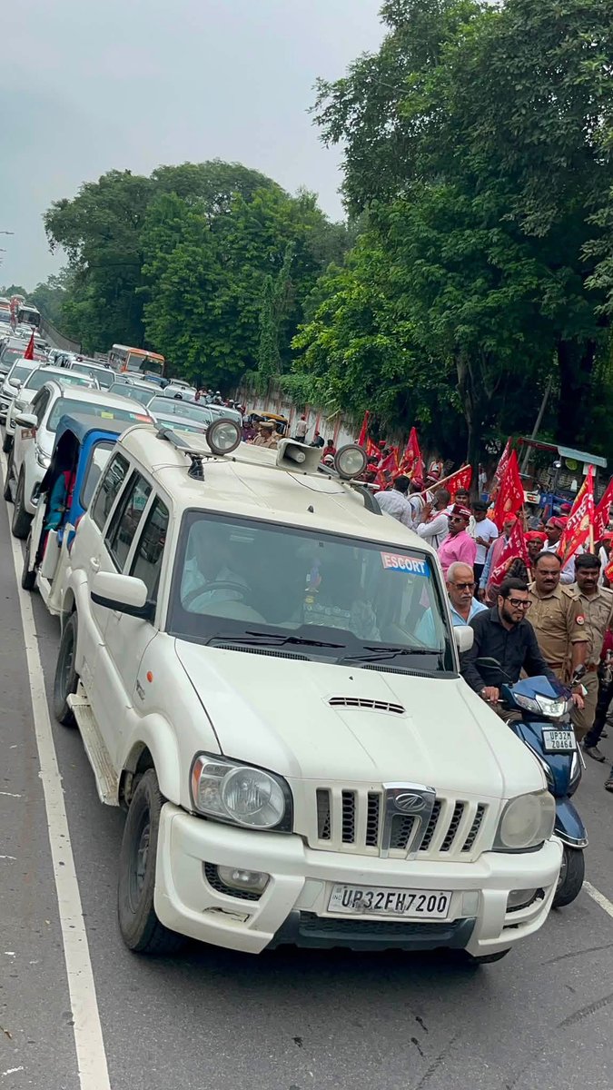 drsanjayknishad's tweet photo. मेहरून झंडों का यह सैलाब सिर्फ़ भीड़ नहीं, निषाद समाज के स्वाभिमान, एकता और अधिकारों की बुलंद आवाज़ है।

आज लखनऊ के डॉ. भीमराव अंबेडकर ऑडिटोरियम, आशियाना चौराहे पर मीडिया से बातचीत के दौरान पदयात्रा में उमड़ा जनसमर्थन एक मजबूत संदेश दे रहा है 
निषाद समाज अब अपने अधिकारों और सम्मान के लिए पूरी मजबूती से एकजुट है।

हजारों कार्यकर्ताओं, मातृशक्ति और युवाओं की भागीदारी ने इस पदयात्रा को ऐतिहासिक ऊर्जा प्रदान की। हाथों में मेहरून झंडे, जुबां पर अधिकारों की आवाज़ और दिल में समाज के उज्ज्वल भविष्य का संकल्प—यही आज की पहचान रही।

हर कदम एक संकल्प है—
हर निषाद की आवाज़ मजबूत हो,
हर मछुआरे को उसका अधिकार मिले,
हर शोषित-वंचित को न्याय मिले,
और समाज के अंतिम व्यक्ति तक सम्मान पहुँचे।

यह संघर्ष किसी एक व्यक्ति का नहीं, बल्कि पूरे निषाद समाज के हक, सम्मान और भविष्य की लड़ाई है।

निषाद एकता—हमारी शक्ति, अधिकार—हमारा संकल्प। 

#NishadParty #निषाद_पार्टी #निषाद_समाज #मछुआरा_समाज #निषाद_एकता #सामाजिक_न्याय #अधिकार_की_आवाज़ #आरक्षण #Lucknow #लखनऊ #जनसंघर्ष #स्वाभिमान