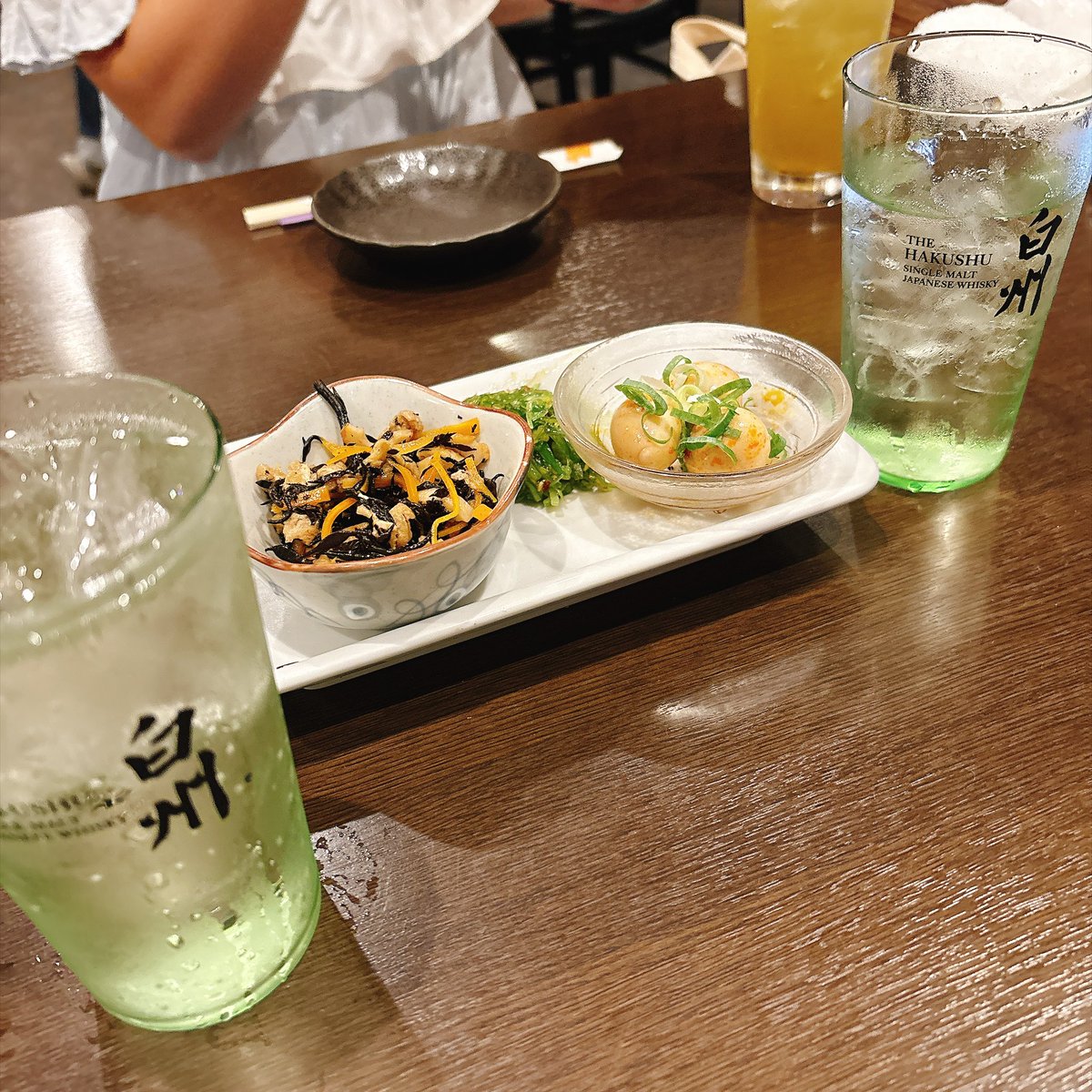 KAKE_MACO's tweet photo. IKEAでお買い物🛒´-🛍が楽しすぎて
クルクル⸒⸒⸜( ˶'ᵕ'˶)⸝ᰅ‹ᰅ‹しすぎて疲れたので夕食は外で

大好きな白州🥃で乾杯🍻

ネネにゃん💕に注文任せたら
こんな感じになりました https://t.co/xJxMw5zaHb
