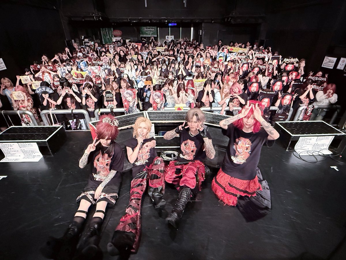 Royz_official's tweet photo. 福岡公演2日目お疲れ様でした！昨日に続きたくさんのご来場ありがとうございました✨昨日とはセットリストともまた違い、両日とも最高のライブでした👍次は岡山公演！よろしくお願いいたします🔥🔥🔥🔥
#Royz https://t.co/wR74BSHleR