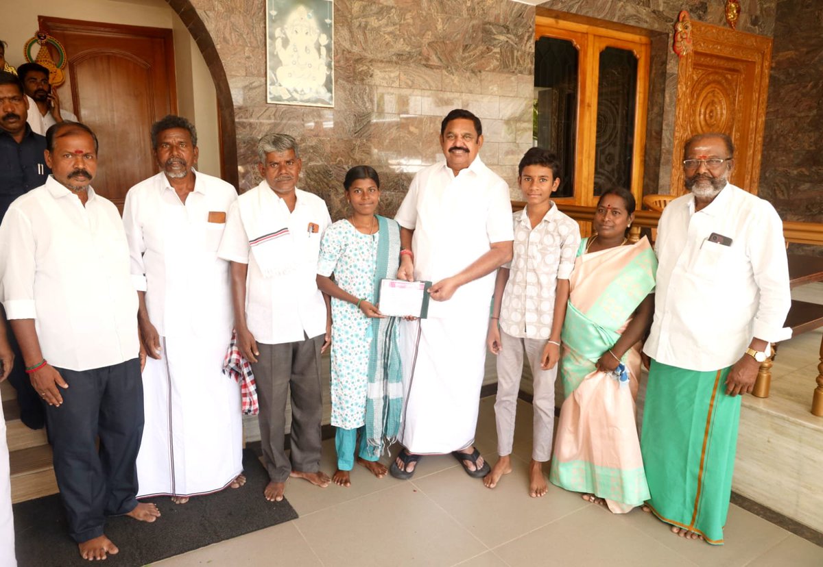 AIADMKOfficial's tweet photo. சேலம் மாவட்டம் வீரபாண்டி சட்டமன்றத் தொகுதி மல்லூர் அரசு மாதிரி மேல்நிலைப் பள்ளி மாணவி எஸ். சத்யா நீட் தேர்வில் 494 மதிப்பெண்கள் பெற்று, கள்ளக்குறிச்சி அரசு மருத்துவக் கல்லூரியில் மருத்துவம் படிப்பதற்குத் தேர்வு செய்யப்பட்டுள்ள நிலையில், மாண்புமிகு கழகப் பொதுச்செயலாளர் புரட்சித் தமிழர் @EPSTamilNadu அவர்களை நேரில் சந்தித்து வாழ்த்துப் பெற்றார்.