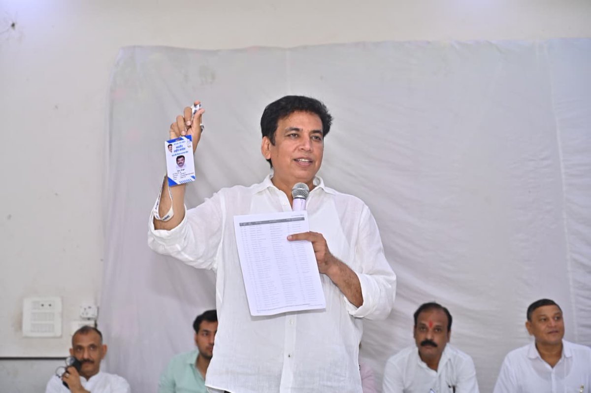 devendrayadvinc's tweet photo. आज बादली विधानसभा में चल रही SIR प्रक्रिया के दौरान सभी BLA-2 साथी लगातार पूरी मुस्तैदी से अपने दायित्वों का निर्वहन कर रहे हैं। 

आज उनसे मुलाकात कर SIR प्रक्रिया के दौरान किए जा रहे कार्यों का जायजा लिया और आवश्यक दिशा-निर्देश दिए। 

इस दौरान इंद्रजीत सिंह जी, जे.पी. राणा जी, पी.के. मिश्रा जी सहित सभी BLA-2 साथी एवं कार्यकर्ता मौजूद रहे।

#SIR #BLA2 #BadliAssembly #VoterRights
