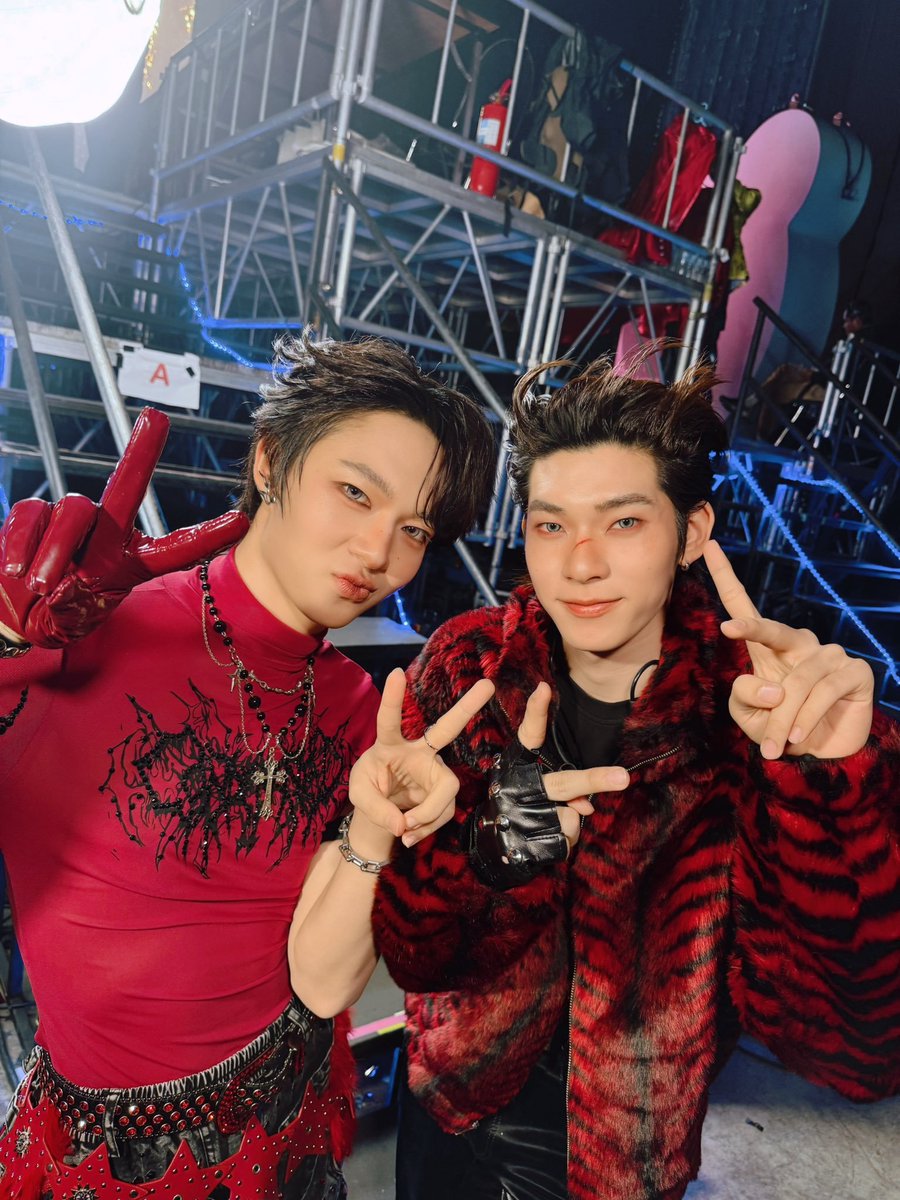 woainewofficial's tweet photo. พี่นิวมาซัปพอร์ตน้องตี๋ตี๋เต็มที่ งานนี้ลุยยย ✌️🔥

DUANG GO ROUND DAY2
#DuangConcertDay2

— @CwrNew ♡ #NuNew https://t.co/fdEHyBQVd7