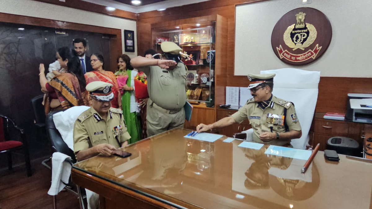 NEWS7Odia's tweet photo. #ଦାୟିତ୍ବ_ନେଲେ_ବିନୟତୋଷ
ଅନ୍ତରୀଣ ଡିଜିପି ଭାବେ ଦାୟିତ୍ୱ ନେଲେ ବିନୟତୋଷ ମିଶ୍ର
କଟକ ସ୍ଥିତ ପୋଲିସ ମୁଖ୍ୟାଳୟରେ ଦାୟିତ୍ୱ ଗ୍ରହଣ କଲେ
ଦାୟିତ୍ୱ ହସ୍ତାନ୍ତର କଲେ ବିଦାୟୀ ଡିଜିପି ୱା.ବି. ଖୁରାନିଆ
#PrameyaNews7 #OdishaNews #OdishaPolice #CuttackNews #DGP #VinayatoshMishra #InterimDGP https://t.co/MGxDX2YZiR