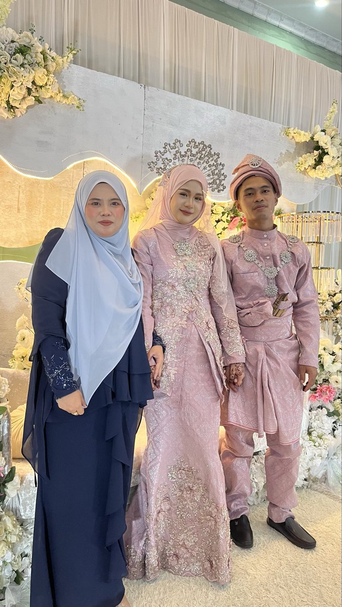 nahA219_'s tweet photo. 15.8.26 Alhamdulillah tahniah anis ayuni 🤲🏻🫂❤️ so happy for you dear. Kawan since sekolah rendah lagi, baru ja awal tahun cerita pasal jodoh2, sekali tahun ini juga jadi isteri org sudah nduba Alhamdulillah 🫂 semoga sakinah mawaddah warohmah 🤲🏻 Amin https://t.co/yuhSVINgBt