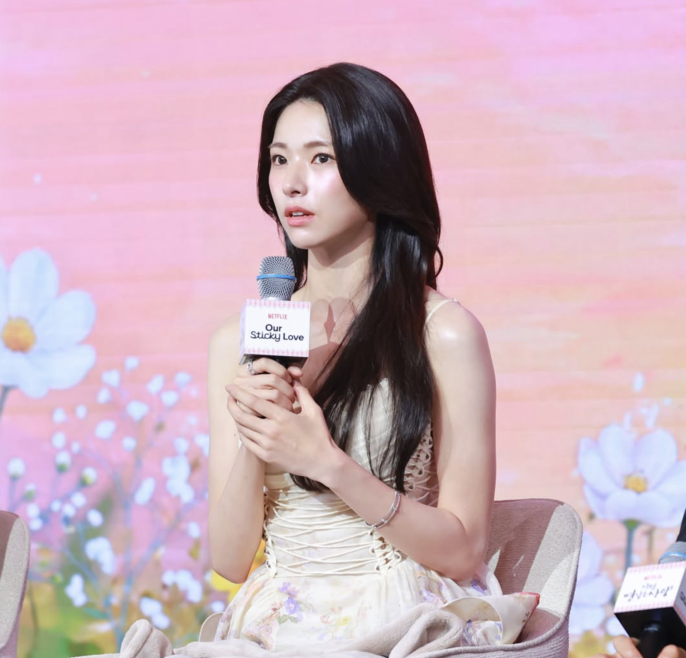seduhtehnya's tweet photo. Yang bertanya-tanya apakah harta keluarga besar Ha Young bisa disita apa enggak.. jawabannya BISA BANGET!

Gara-gara kontroversi kakek buyut Ha Young ini meledak, publik sekarang lagi menyoroti tajam kebangkitan "Komite Penyelidikan Properti Pro-Jepang ke-2" yang bakal resmi diluncurkan pada bulan Desember mendatang setelah 16 tahun vakum.

Jadi ada beberapa poin penting dari pergerakan hukum terbaru ini yang bikin keturunan pengkhianat bangsa ketar-ketir.

Mulai 3 Desember, Undang-Undang khusus yang baru akan resmi berlaku. Negara bukan cuma bisa menyita properti fisik, tapi juga 'hasil penjualan' properti tersebut. 

Jadi, kalau keluarga pengkhianat udah telanjur jual tanah atau rumah hasil berkolaborasi dengan Jepang, uang penjualannya itu tetap bisa dilacak, disita, dan ditarik kembali ke kas negara.

Lalu, bakal ada sistem hadiah pelaporan buat siapa saja yang berhasil menemukan dan melaporkan properti pro-Jepang yang sengaja disembunyikan.

Menteri Kehakiman Jung Sungho menargetkan komite ke-2 ini bisa menyita setidaknya 32,5 miliar won. Nantinya, uang ini bakal dipakai 100% untuk kesejahteraan para pahlawan kemerdekaan sejati dan keturunan mereka.

Sebagai gambaran, Komite ke-1 dulu (beroperasi 2006-2010) sebenarnya sudah berhasil menyita aset senilai 237,3 miliar won dari 168 orang. 

Tapi publik merasa angka itu masih terlalu kecil, karena daftar nama pengkhianat bangsa versi lembaga independen Minjok mencapai 4.389 orang.

Menteri Kehakiman bahkan memberikan pernyataan telak bertepatan dengan Hari Kemerdekaan Korsel pada 15 Agustus kemarin.

"Kita harus menciptakan sebuah negara yang adil, di mana mereka yang mengorbankan segalanya demi negara akan sangat dihormati, sementara kekayaan tidak sah milik mereka yang menjual negara demi harta dan kehormatan harus dikembalikan ke tempat yang semestinya."

Jadi keluarga mba Ha Young siap-siap aja diaudit besar-besaran sama negara ya 😐