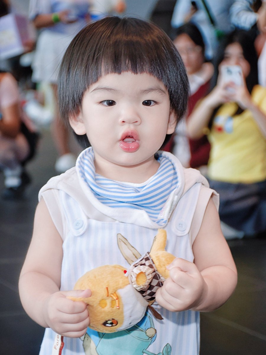 cu_meowper's tweet photo. วันนี้คุณเคเด้นโชว์ตัวที่คอนด้วง เจอพี่ๆวาวาครั้งแรก สร้างความน่ารักให้พี่ๆได้เยอะมากจริงๆ เอนเกจนางโหดมาก ไม่มีใครไม่รู้จัก ทุกด้อมรู้จักเคเด้น55555555555555

#CADEN #DuangConcertDay2 https://t.co/UnkGZ9GSjd