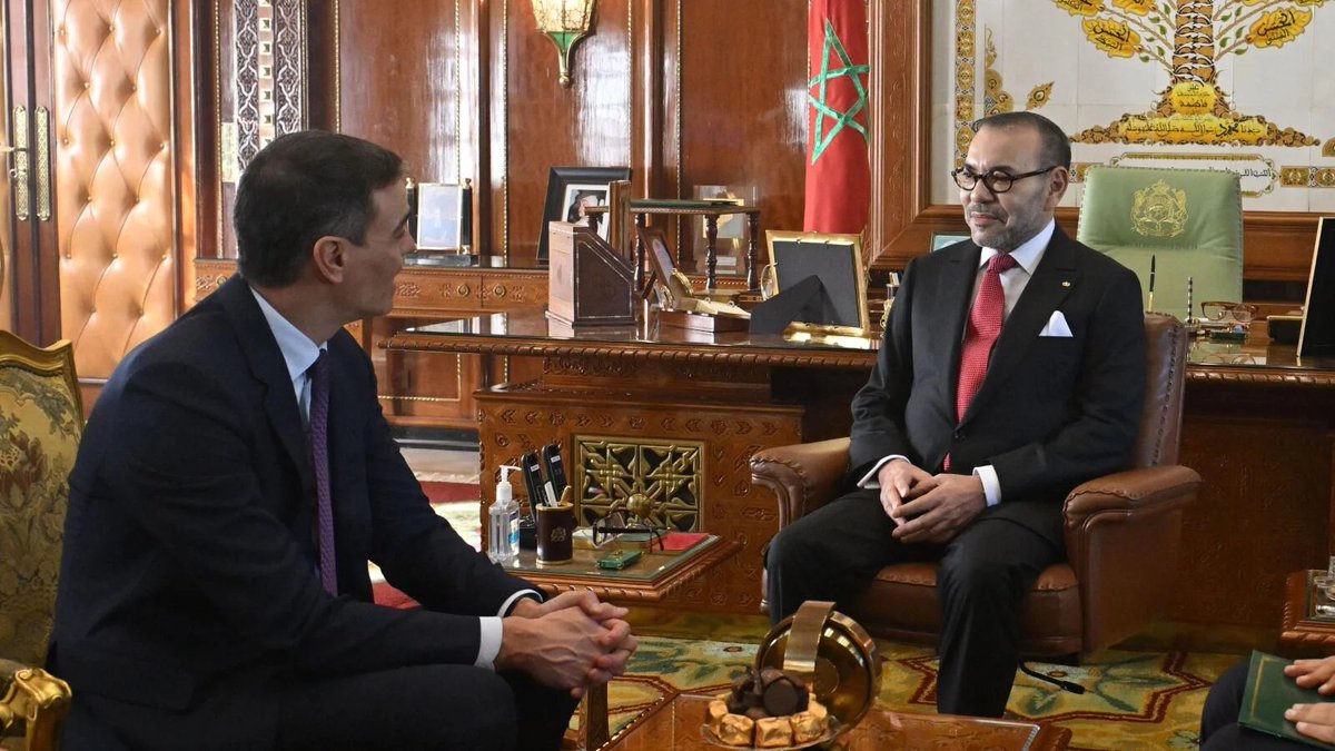 veintimillapie's tweet photo. Cada día Sánchez envía a un ministro a Ceuta, para cubrirse el, este domingo aterriza en la ciudad autónoma la ministra de Sanidad, Mónica García, mañana, la de Migraciones, Elma Saiz, pero es solo propaganda, paripé, para suplir y disimular la ausencia de Sánchez. https://t.co/02gZNCMIIb