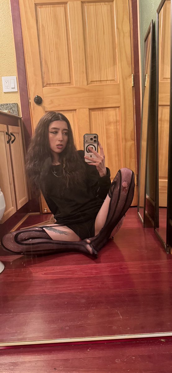 meltingfrEvaa's tweet photo. need a bf who listens and does everything i say rn 🫦 https://t.co/KrgjBobgjc