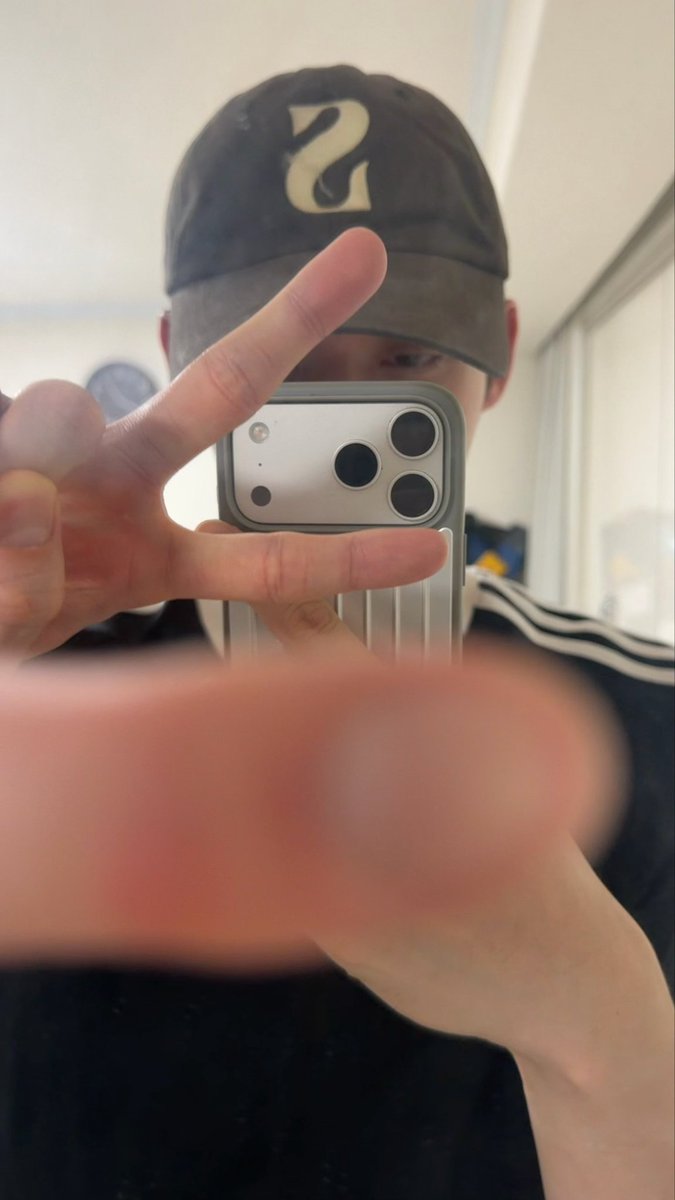 yuhu260713's tweet photo. 혹시 다음 모자는 w입니까? https://t.co/n8tb7O1O8t