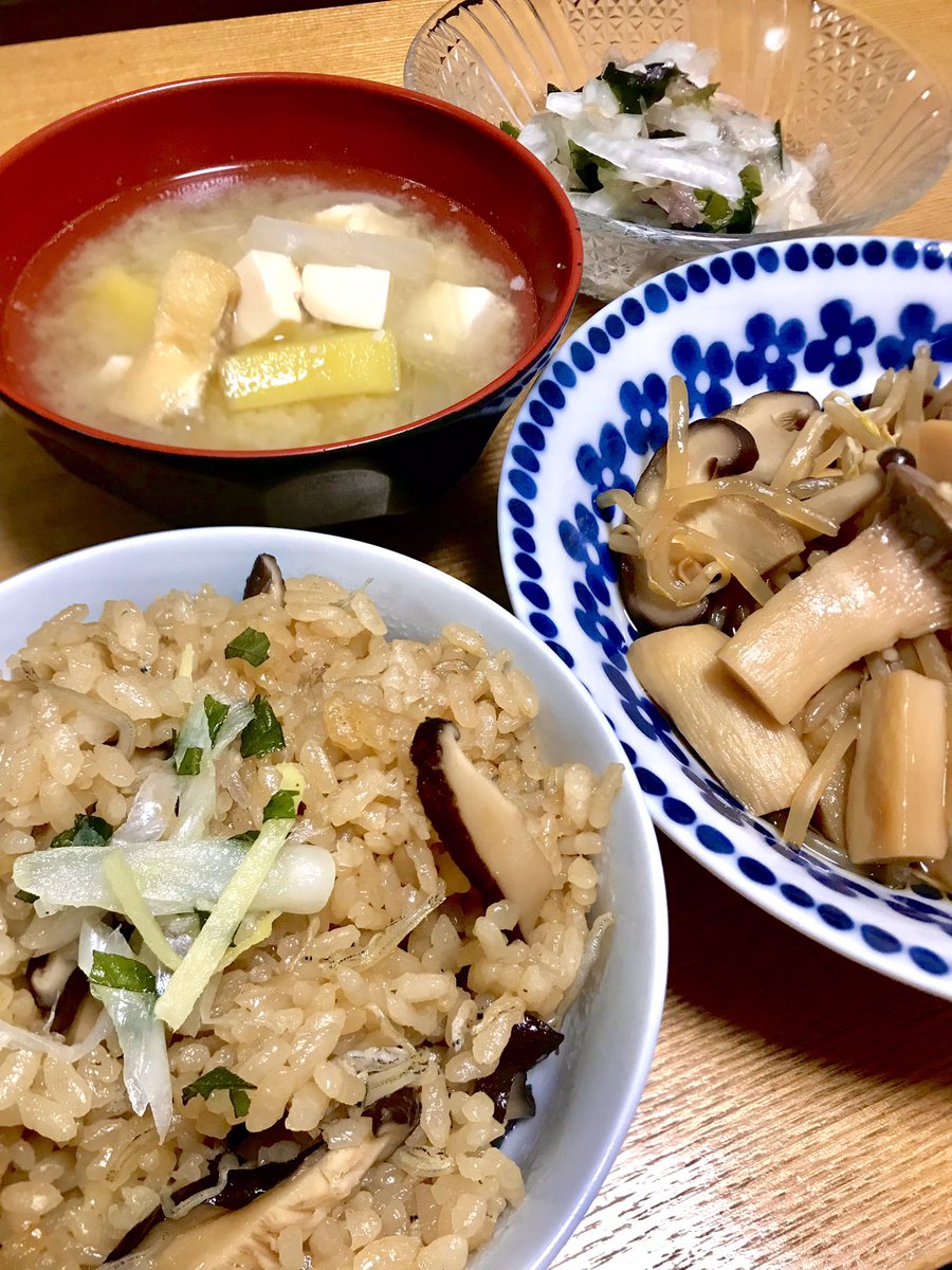 Saaaaaju's tweet photo. じゃこと干し椎茸の炊き込みごはん
小学生の頃によく食べたじぃちゃんの味を再現してみた
新玉ねぎマリネサラダもサッパリしていい https://t.co/IyYmHTUhx5