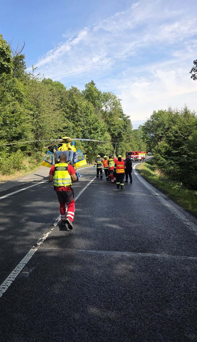 hzs_lbk's tweet photo. V Okrouhlé zasahujeme u dopravní nehody, kde vozidlo narazilo do stromu. Na místě jsme provedli stabilizaci vozidla a dvě osoby předali do péče ZZS LK. Událost byla nahlášena na tísňovou linku krátce před 13.hod. Průjezd místem nehody je po dobu zásahu a vyšetřování omezen. https://t.co/YKMoXPSGKA