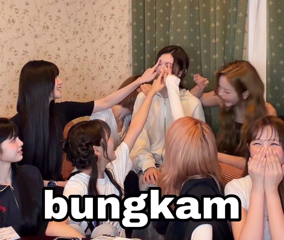 faliennn's tweet photo. entah apa yang dilakukan mereka tapi a-na kaya di bungkam 3 orang 😭😭😭 https://t.co/gMhyZ1KjzM
