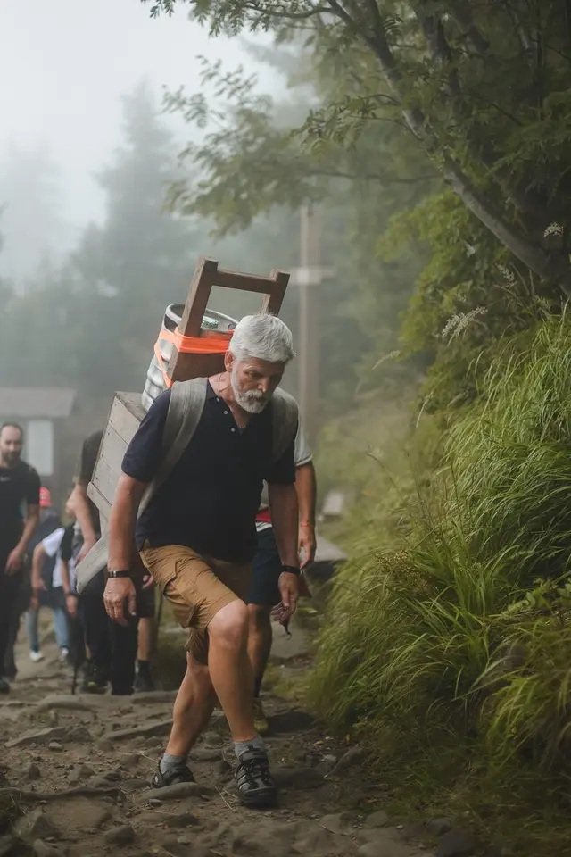 FranaSram_ek's tweet photo. 2022... Petr Pavel stoupá na Lysou horu. Zdá se, že nese pití i ostatním.
2026... Andrej Babiš stoupá na Lysou horu. Zdá se, že pití mu nesou ostatní.
Najdi dalších 10 rozdílů. https://t.co/yEejfKhe6P