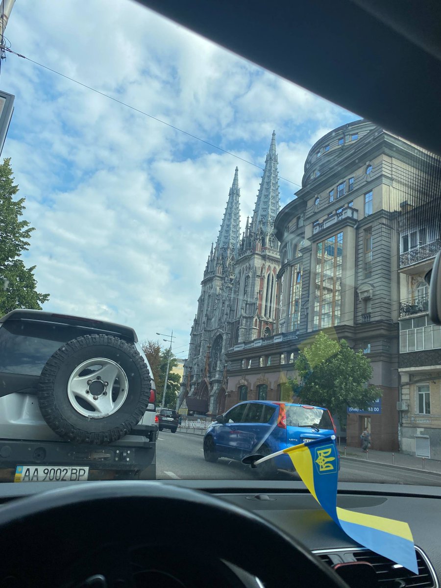 metalcorefan_ua's tweet photo. Рівно 3 роки я о третій ночі виїхав з Миколаєва до Києва,  а після обіду вже сидів у кав'ярні, і думав про співбесіду, яка щойно закінчилася. 
В папці були документи, а в голові думки про те, що мене затвердили кандидатом у топовий підрозділ, про шлях який я пройшов щоб дійти до цього, про подальші плани.

Моя кар'єра розвивалася, я був на піку форми, ми тільки вийшли з бойових після контрнаступу і попереду були 4 місяці відновлення, у той же день ввечері я познайомився з дівчиною, яка стала моєю дружиною.

Але моя кар'єра закінчилася, так і не розпочавшись. 

Проблема переведень в Силах Оборони добре всім відома. Вона була завжди, просто стояла не так гостро. Навіть в 2014-2018 перевестися між батальйонами бригади було квестом.
 
Ця проблема зруйнувала і мою потенційно успішну кар'єру. 

Армія не зацікавлена у двосторонній вигоді, яка полягає у тому, що ти зростаєш, отримуєш кращі умови, а дежрава отримує фахівця, який зацікавлений роботою та ефективно виконує свою роботу. Мотивація отримати чесним шляхом кращі умови призводить до зростання ефективності роботи людини. 
 Натомість, армія зацікавлена у односторонній вигоді, де отримує виконану роботу і слухняного солдатика, який не обурюється нічому, нічого не вимагає і готовий до всього 14/7. У якого не має бути потреб, бажань, планів і тд. А якщо таке є, і солдат намагається втілювати це, то існує цілий іститут примусу, який ставить систему у вигідне положення, а солдата у максимального некомфортне. 
 Простими словами "все одно нікуди не дінешся". 
 Одні адаптовуються до того що є, другі служать серез суперечок та конфліктів, треті йдуть в СЗЧ, у четвертих пощастило з підрозділом і служба і так збс.

До чого це все? До того, що через зацікавленість держави у зручних, а не ефективних людях, відсутня система заохочень та просування по кар'єрних сходинках.
  
 Через нестачу людей, а також через ще меншу кількість ефективних людей, в СОУ закріпилося "право власності" підрозділів, та окремих командирів на людей. На їх думку, це їх люди, які належать їм, які працюють для них. Відповідно, розпоряджатися цими людьми можуть лише вони, і навіть самі люди не мають права вирішувати, як їм жити.

Хочеш кращу чи вищу посаду? хуй
Хочеш ППД ближче біля дому? хуй
Хочеш іншу спеціальність, яка тобі цікава? хуй
Не влаштовує колектив, робота, командування? потрійний хуй тобі у сраку, залишимо тебе у нас тим паче, щоб ти ще більше був незадоволений.

Ось так, з цінного спеціаліста, після висловлювання про покращення власних умов, ти перетворюєшся у незручного, якого все одно залишать у підрозділі, і ти все одно зробиш роботу, щоб не підставляти побратимів. Бо нікуди ти не дінешся.  

І тому підрозділ у виграші, бо ти лишаєшся і хоч якось, але робиш роботу, а ти у програші, бо ти не досягнув свого і ще й погіршив своє поточне становище.

І цей апетит до власності у деяких лише росте. Це виливається у жагу до (ненавиджу вже нахуй це слово) ПОКАЗНИКІВ. Таке враження, що деякі давно забули що йде війна, що треба знищувати ефективніше у відношенні до часу та витрати ресурсів. Але якщо це не вписується ПОКАЗНИКИ, то значить ці показники створять будь якими методами.
 Всрати купу дронів на пусті хати, підозрілі предмети, підбиту техніку? це ізі. Не ділитися з суміжниками якимось досвідом, розробками, методами? теж ізі, бо це ж вони наші ПОКАЗНИКИ погіршать і покращать свої. А тоді красива нарізочка для прес служби і бум, підрозділ в шоколаді (ні).

І тому, повертаючись до теми, це жлобство вилилося у те, що тобі не дадуть вирости, стати ефективнішим, почуватися комфортіше і мати кращі умови, якщо це означає викреслення тебе зі штатки поточного підрозділу. 

Єдиний варіант зростання у такому випадку, це як модно називати "прийшов зі своєю командою", а по факту це дочекатися поки командиру дадуть підвищення, і він всіх "своїх" підтягне вище за собою, не залежно від того, підходять ці люди для тієї роботи чи ні. І це при умові, якщо ти "свій"

Що ми маємо в кінці? Наверх йдуть за показники і тягнуть за собою зручних і слухняних, а дійсно потрібні люди лишаються в низах і роблять основну частину роботи.

Рішеня про кар'єру людей часто приймаються одноосібно, залежно від особистих стосунків та настрою прямого начальника. 

Ніхто з них не скаже "ти крутий інженер, тобі було б краще з твоїми навичками у "підрозділ_нейм", пробуй туди прориватися.". Вони скажуть "ось тобі ще купа роботи яку треба зробити", бо ти добре робиш ту що була до цього. І межі для накидування тобі геморою нема, бо ПОКАЗНИКИ можна необмежено. Але сили і мотивація у людей дуже обмежені. І якщо цю мотивацію не підкріплювати постійно, мотивація зміниться примусом зі значним падінням показників роботи. 

Ти частина корабля. Ти можеш покинути його, але через вогонь, воду і мідні труби. Одне твоє бажання покинути команду своєї дирявої шхуни заради служби на лінкорі - це зрада і особиста образа командира підрозділу. А ти записаний у блокнот для підарасів.

Кожна бригада, батальйон, рота - це маленькі королівства зі своїми царьками, які вершать долі людей. 

І контроль цього з боку системи відсутній. Бо їй це і не потрібно. Бо і сама система зроблена так, щоб "рішати", а не досягати. Ніде не прописано, що тобі треба зробити щоб дійти до своєї мети, ніякого порядку дій, алгоритму, і головне ніяких гарантій, що за вкладені тобою зусилля ти отримаєш відповідну винагороду. Є примітивна система рапортів, які не гарантують взагалі нічого. Бо є рішення певних осіб в погонах, і приймають вони їх залежно від ставлення до тебе, настрою та стану свідомості. 
 І можливо, ти б став командиром супер боєздатного корпусу, але ти ним не станеш, бо командир роти образився що ти захотів перевестися від нього. 

Навіть наші з вами спроби переведень і тд - це ніщо інше як рішалово, що б це не означало. Бо кожен стукає у ті двері до яких може дотягнутися, щоб домовитися про те що йому краще.
 А далі це довга боротьба твоїх спроб щось змінити, і палок в колеса тобі ж. 
 Тобі усміхаються і кажуть який ти тут цінний, потім дістають телефон і дзвонять кєнтам наверху, щоб ті загубили, затримали чи "порішали" з твоїми документами на переведення. А ти терміново їдеш у відрядження у інший підрозділ. І це все за один день.

От десь отак було і зі мною. Я працював, вкладав усі сили в це, здобув собі шанс піти далі.
 Повернувся, підійшов до начальства, пояснив ситуацію, агрументував. Отримав "так" і час від часу питання "ну що там, коли вже прийдуть документи?

А виявилося, що на ділі отримав затягування часу і палки в колеса до моменту, поки моя особова справа не потребувала повного оновлення. Тобто по суті все треба було робити заново.

Тому, цінуйте підрозділи у яких вам комфортно служити.
 Командири, думайте не про своє очко, а про те що під вами ходять живі люди, і ваше суб'єктивне рішення може зламати чиєсь життя. 
 Якщо змога обирати підрозділ - ідіть туди де є свої, але не забувайте про тих хто поруч.

На місцях, на своєму рівні створюйте умови, які будуть мотивувати людей іти ДО вас, і тоді у вас не буде проблемою з тим щоб відпустити того, хто з різних причин хоче піти з підрозділу.  Бо якщо від вас ідуть, то це привід задуматися про себе, а не записувати людей у підараси. 

 Я так і не став бійцем того підрозділу, хоча мав змогу вже от після звільнення із ЗСУ. 
 Чи шкодую я про це? Ні.

Я шкодую про те, що система не оціює старання людей, а сприймає їх як належне. Що система вимог не має меж. Що система заохочень у сучасній армії опустилася до рівня базових потреб, таких як відпочинок, якийсь зайвий вихідний і тд. Не кажу вже про грошові винагороди чи ще щось. Шкодую про те, що система не дотримується речей, які сама ж ніби гарантує. А коли ти стаєш поперек роботи системи або йдеш проти - вона тебе пережує і переварить. 

sad but true.