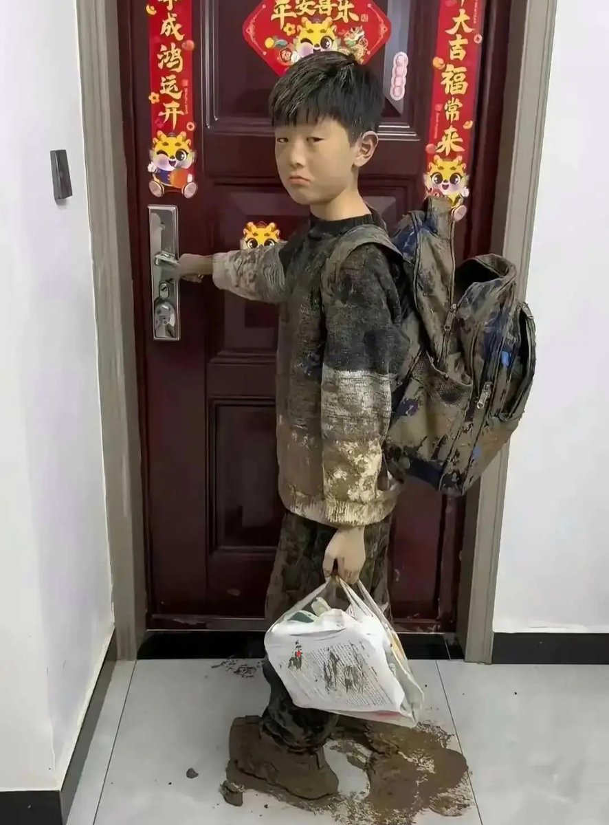 NatalieDC3's tweet photo. A stranger held the door for me in the rain, saw my hands full of groceries, and even helped carry a bag to my building. Small kindness that made my whole day!， https://t.co/xlSOgckZSJ
