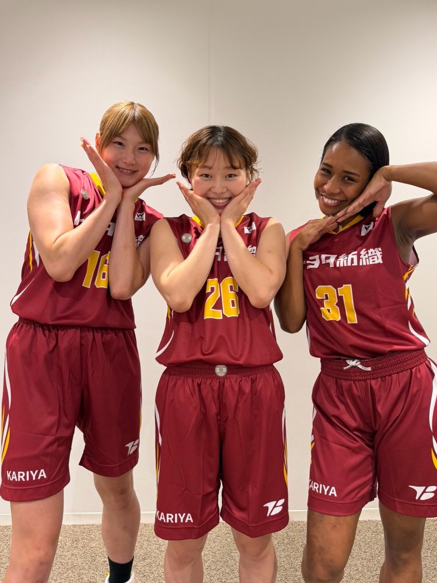 tb_rabbits's tweet photo. 🔥 新ユニフォーム発表 🔥

アオイ・リー・ルーシーの3人から
新ユニフォームのデザインを紹介します✨

この新たなユニフォームで
一つでも多くの勝利を皆さまに届けられるよう、
選手・スタッフ一同、全力で戦います🔥

オーセンティックユニフォームについては
次の投稿をご覧ください✅ https://t.co/Gjk6S5zRI3
