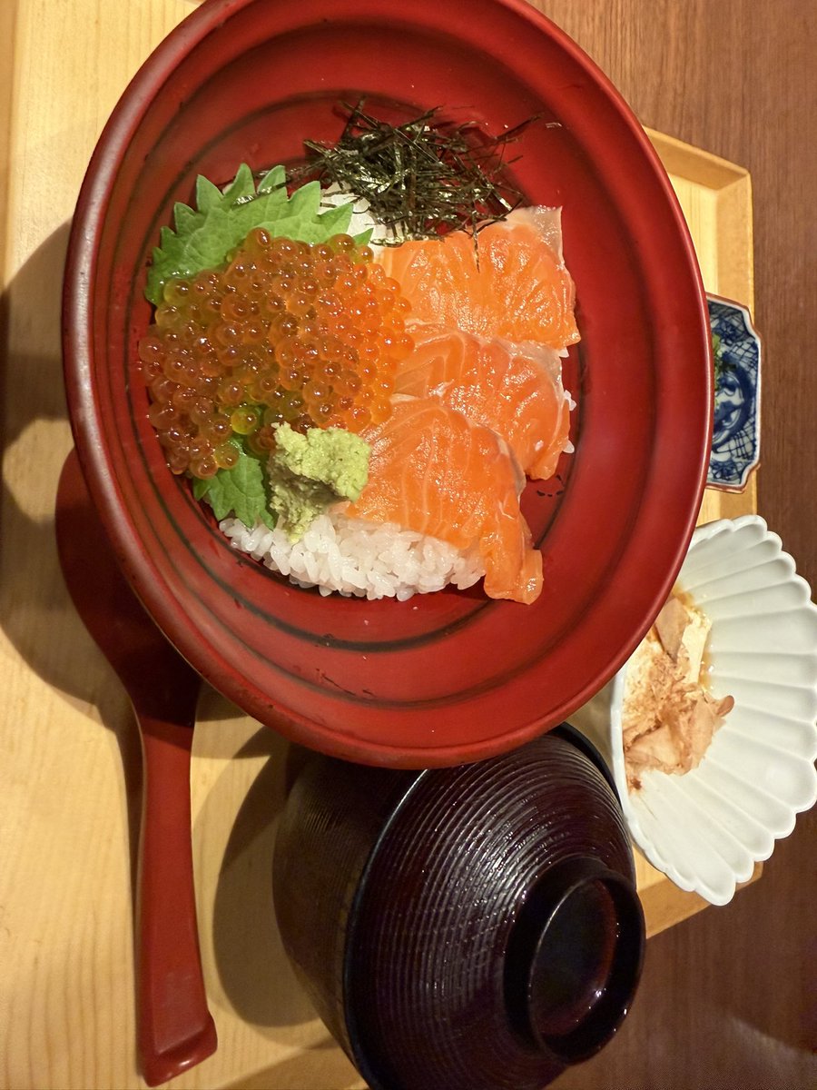 ten_don_0141's tweet photo. 海鮮丼done、やっぱり美味しい食べ物食べてる時が幸せ https://t.co/2wVh9XcfDm