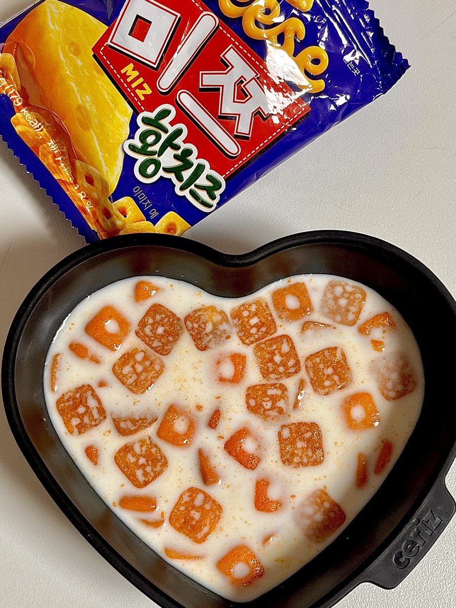 marronpang's tweet photo. 황치즈맛 미쯔 우유 말먹 ㅈㄴ 맛있어서 하루에 4봉지씩 먹어치우는 중...
꼭 말먹하셔야 돼.. 말먹을 해야 맛이 극대화되는 늬낌... 너무내스탈🤞🏽💕 https://t.co/lnys7hP88y