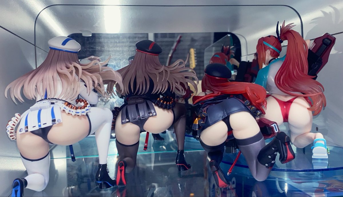 nikkeDiVE2's tweet photo. 白ラピはしまってたんだけど、一番くじのラピ４体になったので並べた🍑
#NIKKE https://t.co/I2yJIshzcG