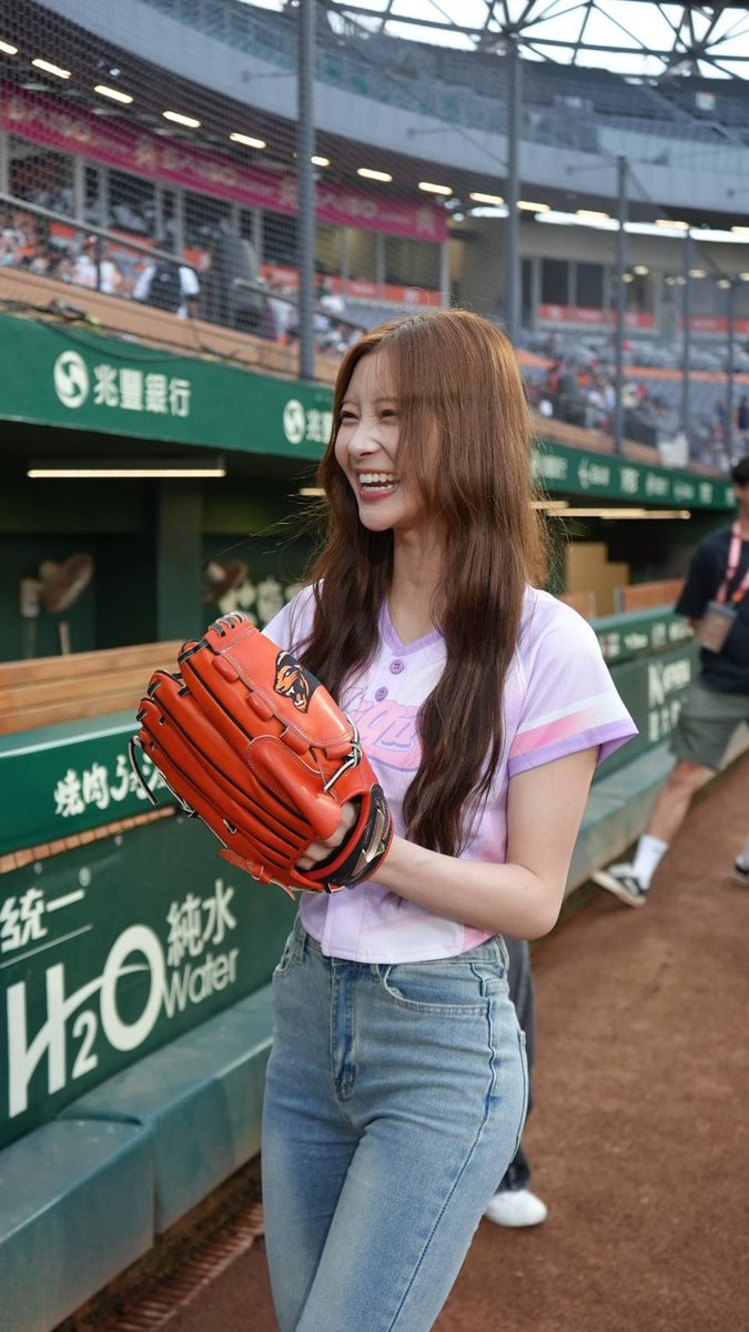 akarin__rin's tweet photo. ⁡統一ライオンズの始球式を務めさせていただきました⚾️
温かく迎えてくださり本当にありがとうございました！
台湾がもっともっと大好きになりました♡ https://t.co/1dLpXhAVZ9