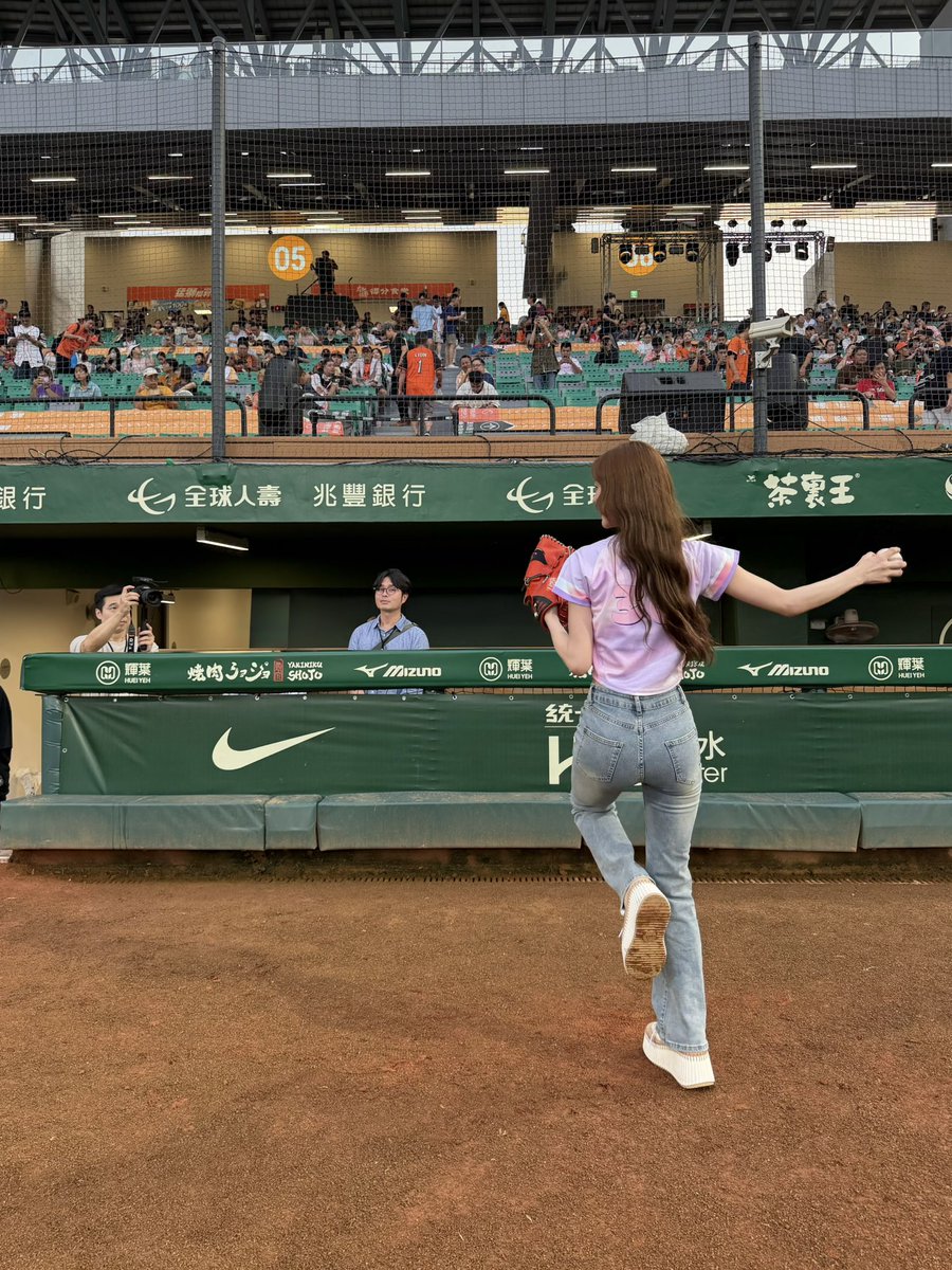 akarin__rin's tweet photo. ⁡統一ライオンズの始球式を務めさせていただきました⚾️
温かく迎えてくださり本当にありがとうございました！
台湾がもっともっと大好きになりました♡ https://t.co/1dLpXhAVZ9