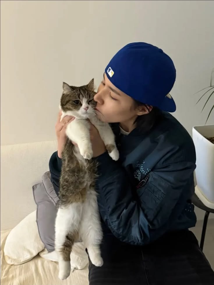 Lngshottiie's tweet photo. The cutest duo ever 😭 sobbing they're growing up together ㅠㅠㅠ https://t.co/jH90ABjdgJ