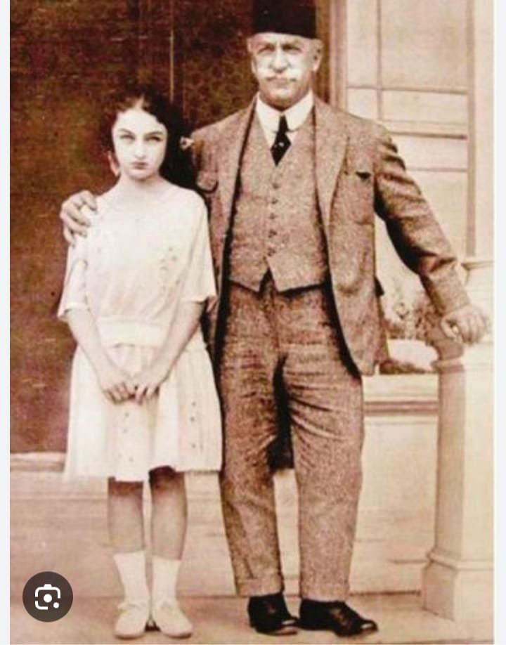 erol_sevindir's tweet photo. ISTANBUL'DAN FRANSA'YA ORADAN HİNDİSTAN'A

Sürgündeki mahsun, mahzun ve mahmur prenses Dürrişehvar San Remo'da büyüdü. Babasına hep destek oldu. Daha on dokuzundaydı. O zamanlar için evlilik yaşıydı. 

Hindistan'da o zaman çok sayıda devletçik, idari yapılar vardı. Ticaret Ingilizlerin elindeydi. Bu sebeple her yerin idari işlerine de karışıyorlardı. Yani yerel yöneticiler Ingilizlere bağlıydı. Koca coğrafya sömürgeydi. 

Hindistan'da Müslüman Berar Nazımı, 1931 yılında on dokuz yaşındaki bu deniz gözlü kızı babasından istedi