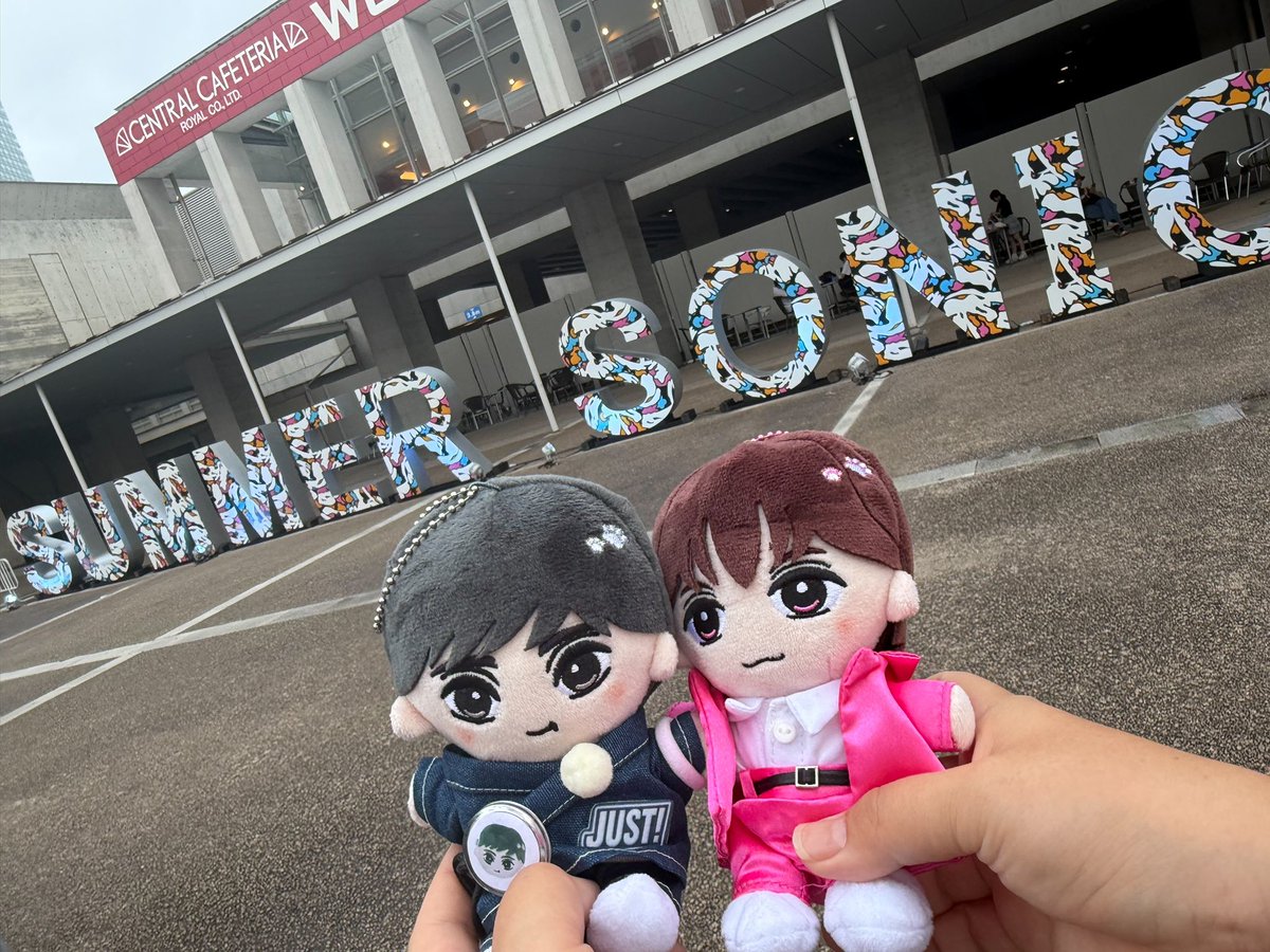 s_a_y__a's tweet photo. サマソニ行ってキタァァーー！！！！
しめちゃんメガネ🩷
足は死んだけど楽しかったぁあ！！！！！ https://t.co/YyRip5VIrW