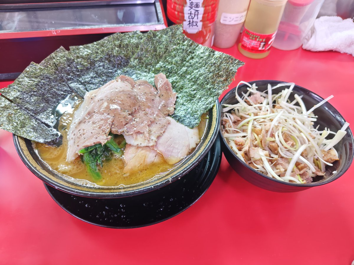 734iek's tweet photo. 土日に富山県へ出かけていたので、はじめ家と元喜家高岡店へ🍜
某印はグーグルクチコミなど見ちゃうと行くの躊躇してしまいました⋯
#はじめ家
#元喜家
#家系ラーメン https://t.co/iGUnqHGOxK