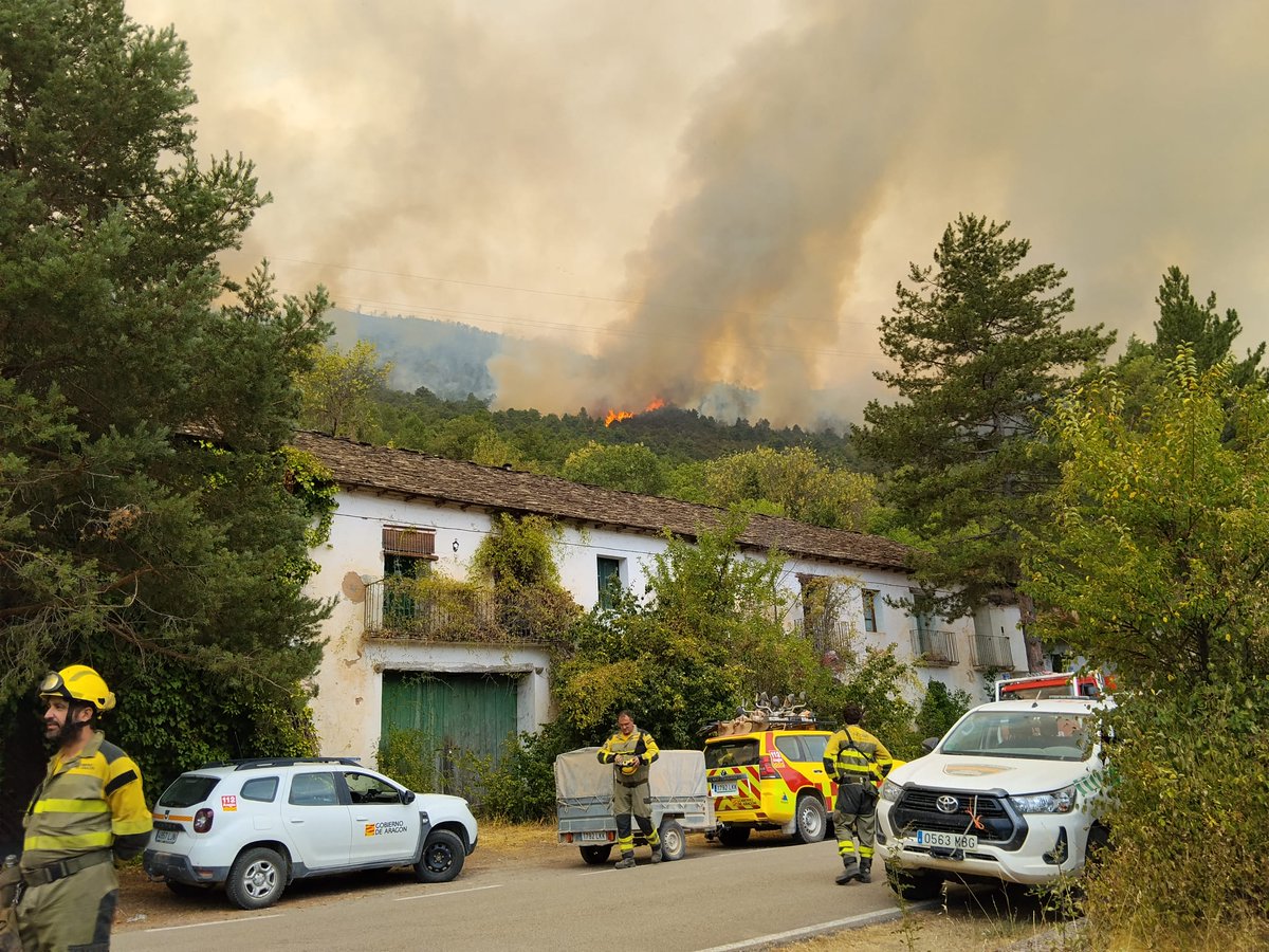 IIFFAragon's tweet photo. Seguimos defendiendo cada casa, cada pueblo! 🔥
Horas decisivas en el #IFPeñasdeRiglos y un despliegue sin precedentes.
➡️En estos momentos, 42 medios aéreos y unos 1.000 efectivos trabajan para tratar de contener el que ya es uno de los mayores incendios de la historia de Aragón https://t.co/K54PTn8kv1
