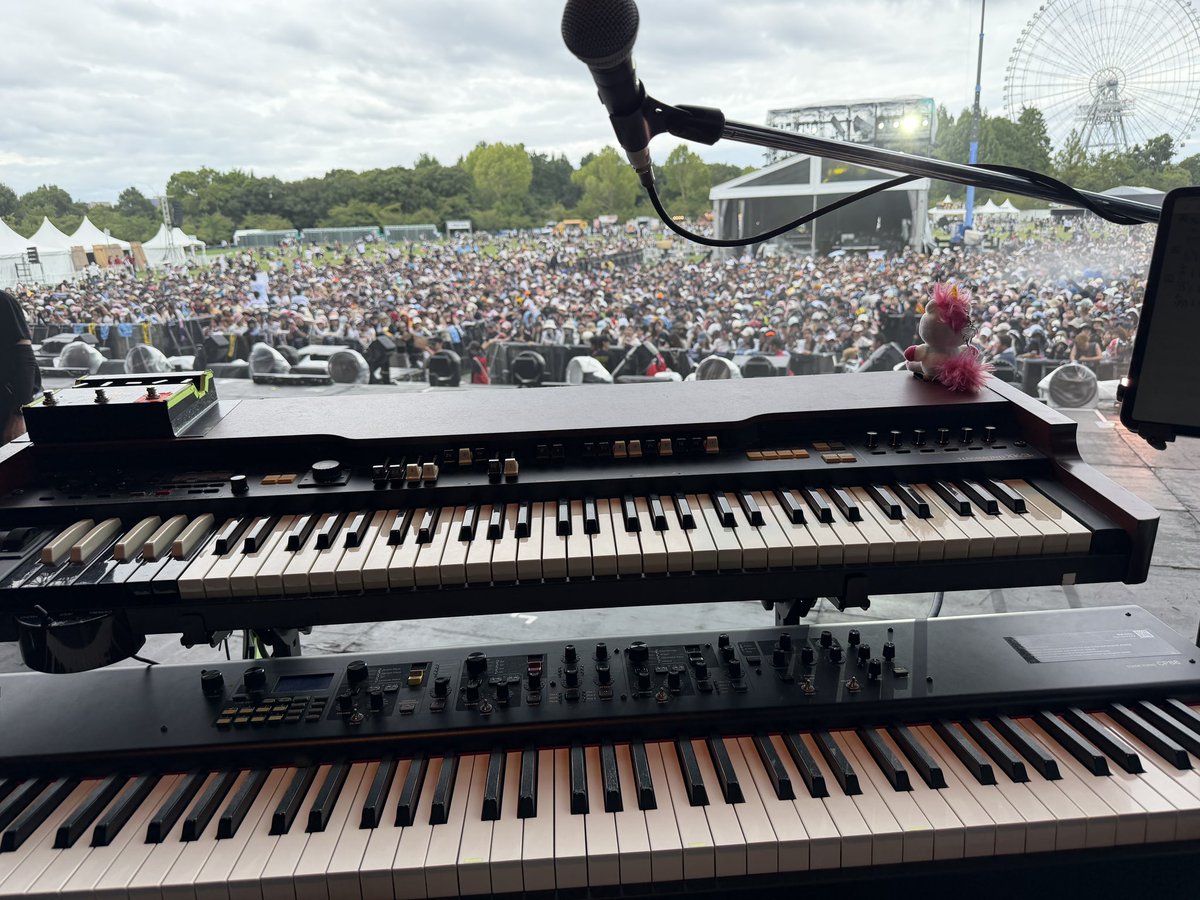 hirotake_kudo's tweet photo. MAZZEL (@mazzel_official)
SUMMER SONIC 2026 
8/15 TOKYO 
8/16 OSAKA

MAZZEL BAND 『MAD MAGAZINE』としてキーボードを演奏させていただきました！🎹

アリーナツアーぶりにみんなと演奏できて嬉しかったし、お客さんの盛り上がりも最高で楽しすぎました！！🔥
素敵な景色をありがとうございました🙏

(トムコーンからの景色も添えて🦄)

©️SUMMER SONIC 2026
#MAZZEL #SUMMERSONIC #サマソニ