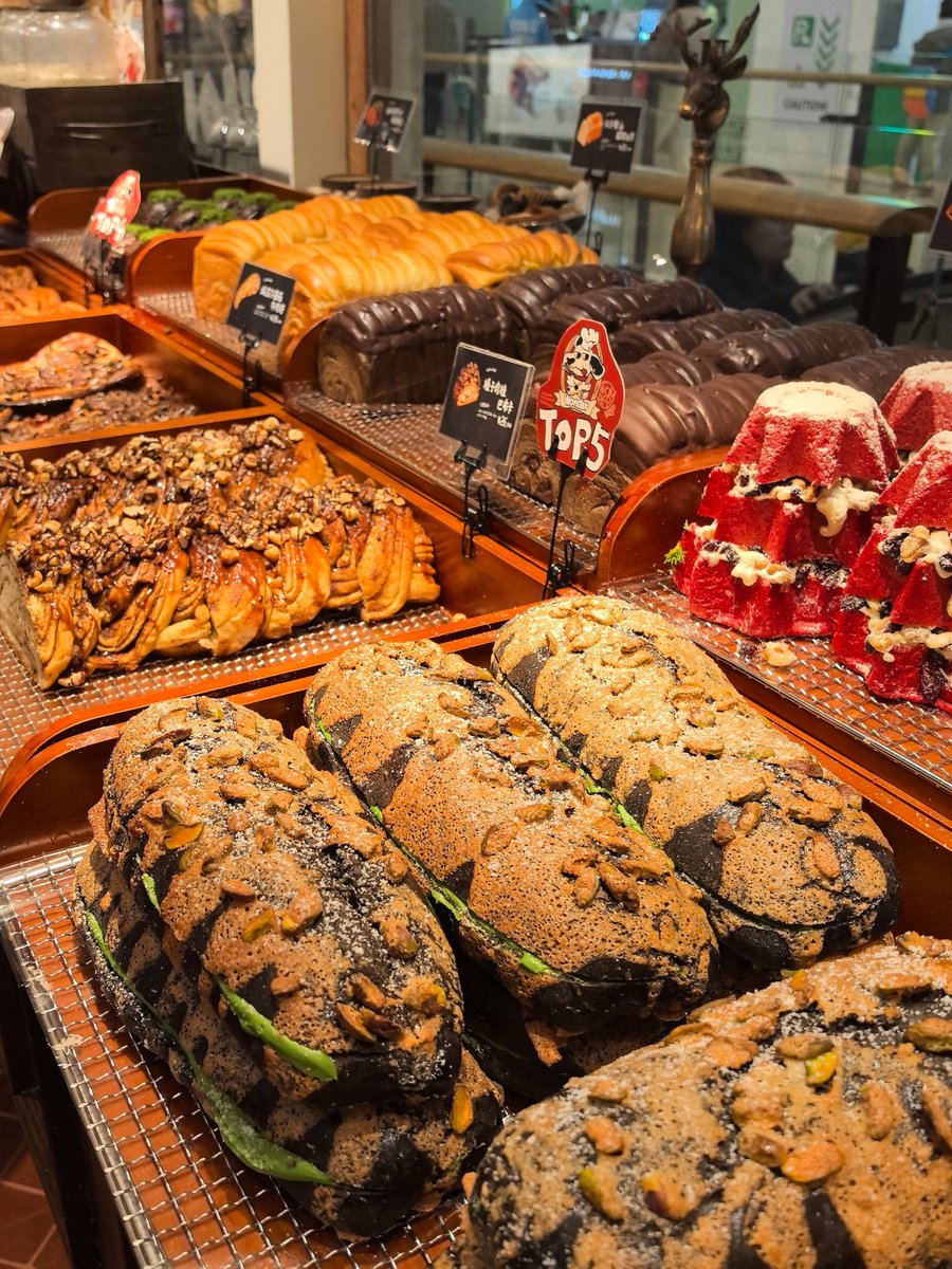 DCXB77's tweet photo. Just found the perfect late-night snack: warm chocolate croissant oozing with fillings, every bite a tiny happiness boost https://t.co/6DSHF331ny