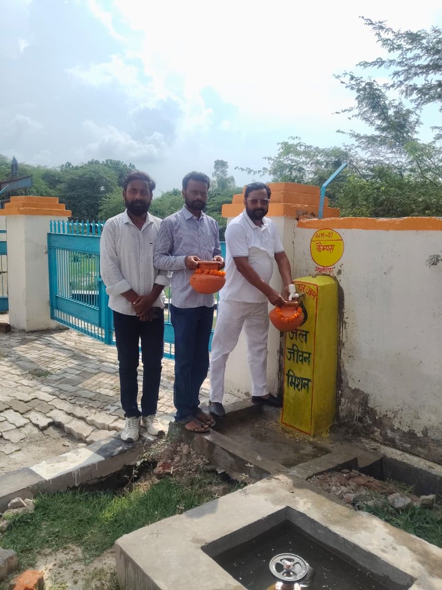 upjnramethi's tweet photo. 💧🌹 जल अर्पण कार्यक्रम -- आशीषपुर ग्रामीण पेयजल योजना🌹💧

विकास खंड बाजार शुकुल के अंतर्गत आशीषपुर ग्रामीण पेयजल योजना के तहत आयोजित 'जल अर्पण कार्यक्रम' में मुख्य अतिथि श्री मुफीद अहमद जी (प्रधान आशीषपुर) की गरिमामयी उपस्थिति रही। इसका आयोजन मेसर्स विन्ध्या टेलीलिंक्स - गाजा इंजीनियरिंग प्रा. लि. (जे.वी.) द्वारा किया गया।
इस दौरान ग्रामीणों को जल संरक्षण, जन भागीदारी और JJM के प्रति जिम्मेदारी का संदेश दिया गया। साथ ही 'जल सारथी ऐप' की जानकारी देकर लोगों को ऐप डाउनलोड व उपयोग करने के लिए प्रेरित किया गया। 🌱🚰
#JalJeevanMission #JalArpan #Ashishpur #BazarShukul #Amethi #JalSarthiApp #WaterConservation #JanBhagidari #HarGharJal #VindhyaTelelinks
@DmAmethi @cdoamethi @swsmup @swsmup1 @mdupjnrural