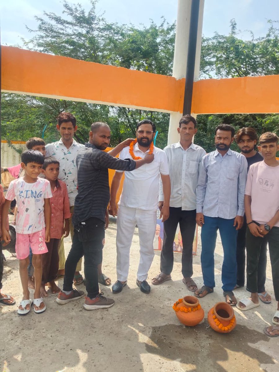 upjnramethi's tweet photo. 💧🌹 जल अर्पण कार्यक्रम -- आशीषपुर ग्रामीण पेयजल योजना🌹💧

विकास खंड बाजार शुकुल के अंतर्गत आशीषपुर ग्रामीण पेयजल योजना के तहत आयोजित 'जल अर्पण कार्यक्रम' में मुख्य अतिथि श्री मुफीद अहमद जी (प्रधान आशीषपुर) की गरिमामयी उपस्थिति रही। इसका आयोजन मेसर्स विन्ध्या टेलीलिंक्स - गाजा इंजीनियरिंग प्रा. लि. (जे.वी.) द्वारा किया गया।
इस दौरान ग्रामीणों को जल संरक्षण, जन भागीदारी और JJM के प्रति जिम्मेदारी का संदेश दिया गया। साथ ही 'जल सारथी ऐप' की जानकारी देकर लोगों को ऐप डाउनलोड व उपयोग करने के लिए प्रेरित किया गया। 🌱🚰
#JalJeevanMission #JalArpan #Ashishpur #BazarShukul #Amethi #JalSarthiApp #WaterConservation #JanBhagidari #HarGharJal #VindhyaTelelinks
@DmAmethi @cdoamethi @swsmup @swsmup1 @mdupjnrural