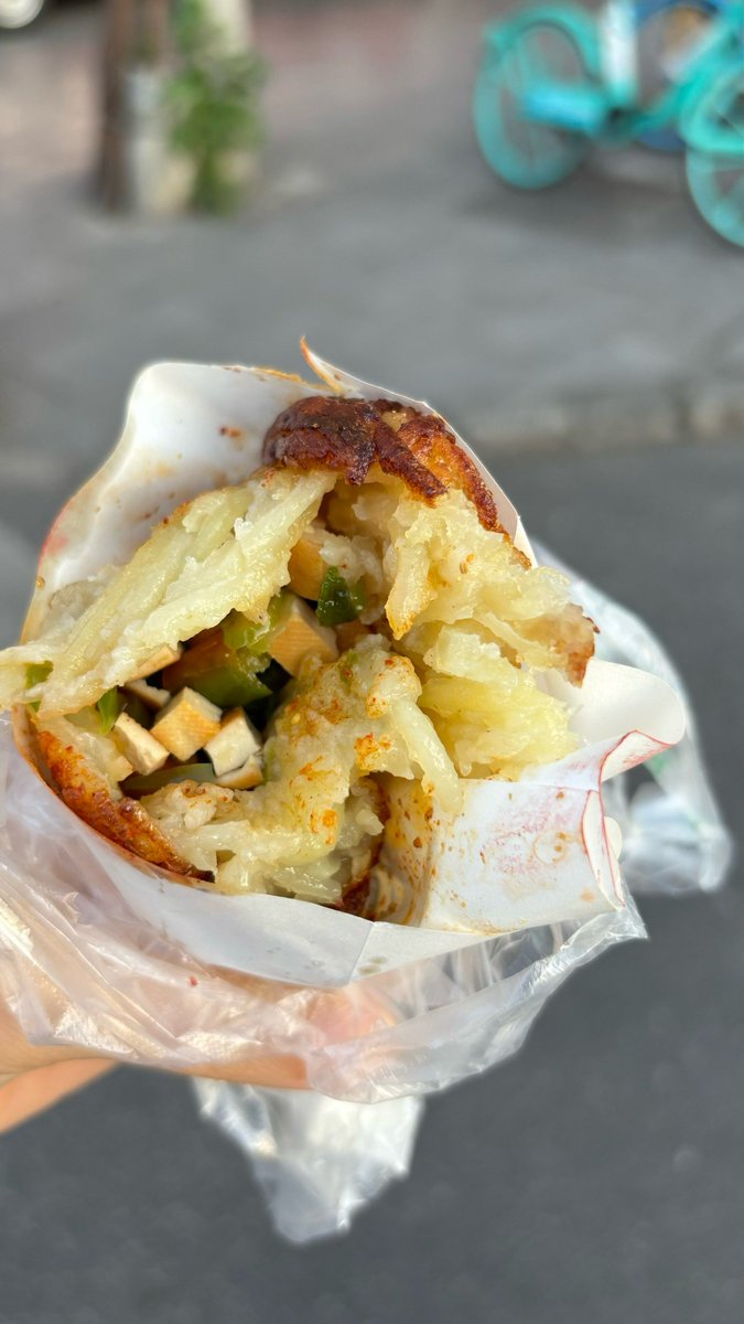 MatoMartinizo's tweet photo. Craving late-night street vibes Flaky, crispy onion pakoras paired with hot chai hit different—pure comfort in every bite!  #StreetFoodDiaries， https://t.co/mHNZmX0fOW
