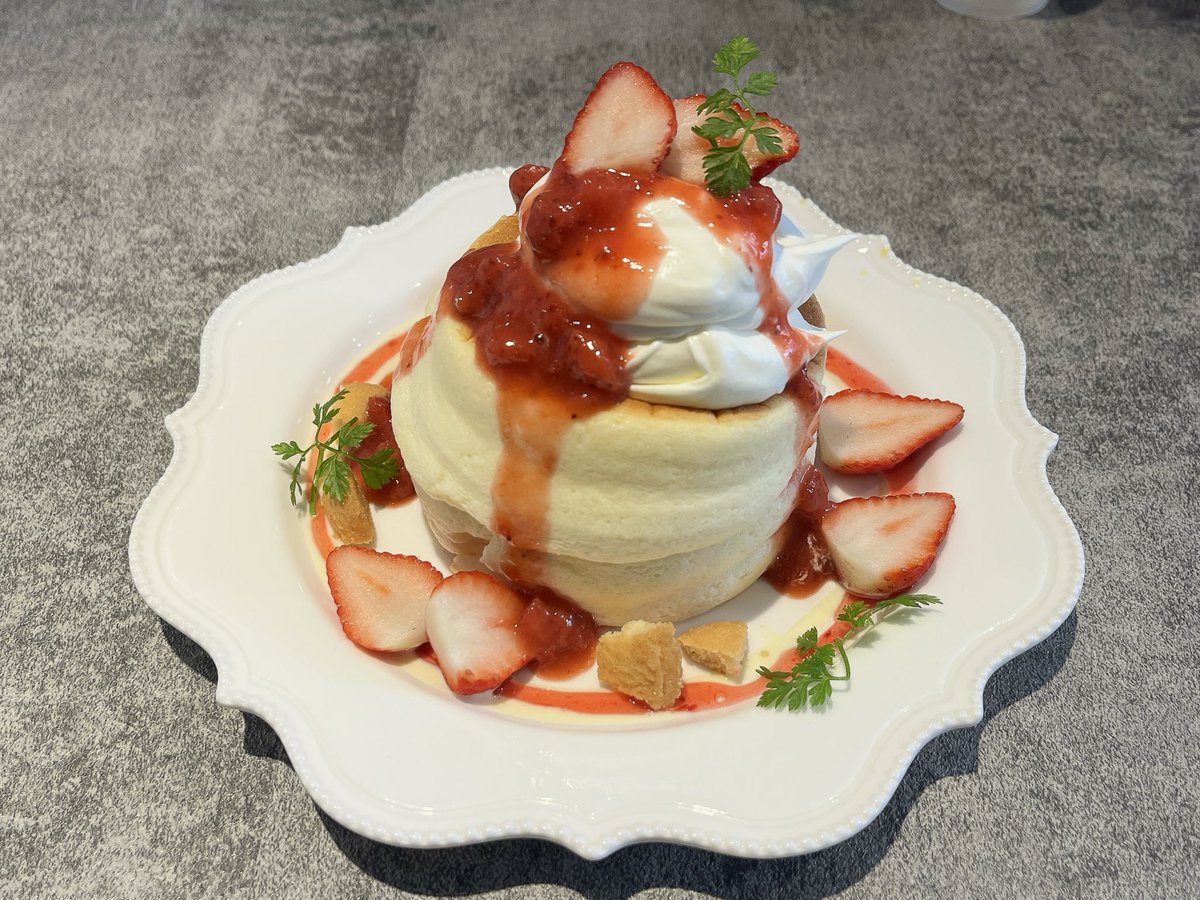 aya0810_DC's tweet photo. ホテルの近くのパンケーキ屋に、コナンのグッズが飾ってあって、何か嬉しかった(笑)
3枚目のグッズは、何で買えたグッズ何でしょうか？見た事がない、アクスタだ https://t.co/yE2AYRP0Oz