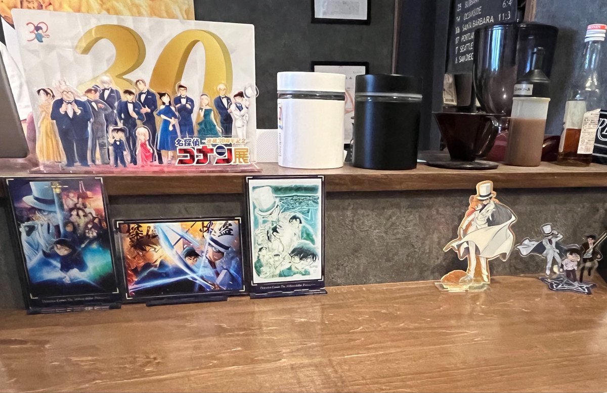 aya0810_DC's tweet photo. ホテルの近くのパンケーキ屋に、コナンのグッズが飾ってあって、何か嬉しかった(笑)
3枚目のグッズは、何で買えたグッズ何でしょうか？見た事がない、アクスタだ https://t.co/yE2AYRP0Oz