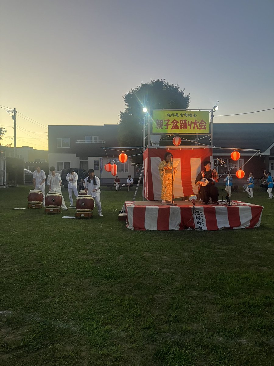bamchamask's tweet photo. 最もご近所の、亀吉の盆踊り。行けば知ってる人がいっぱいのローカル感。チャンコ茶屋の婆〜の歌詞を初めて聴けて嬉しい。ひっそりと佇む鈴木亀蔵の碑も拝んできた。 https://t.co/SefA51tLbg