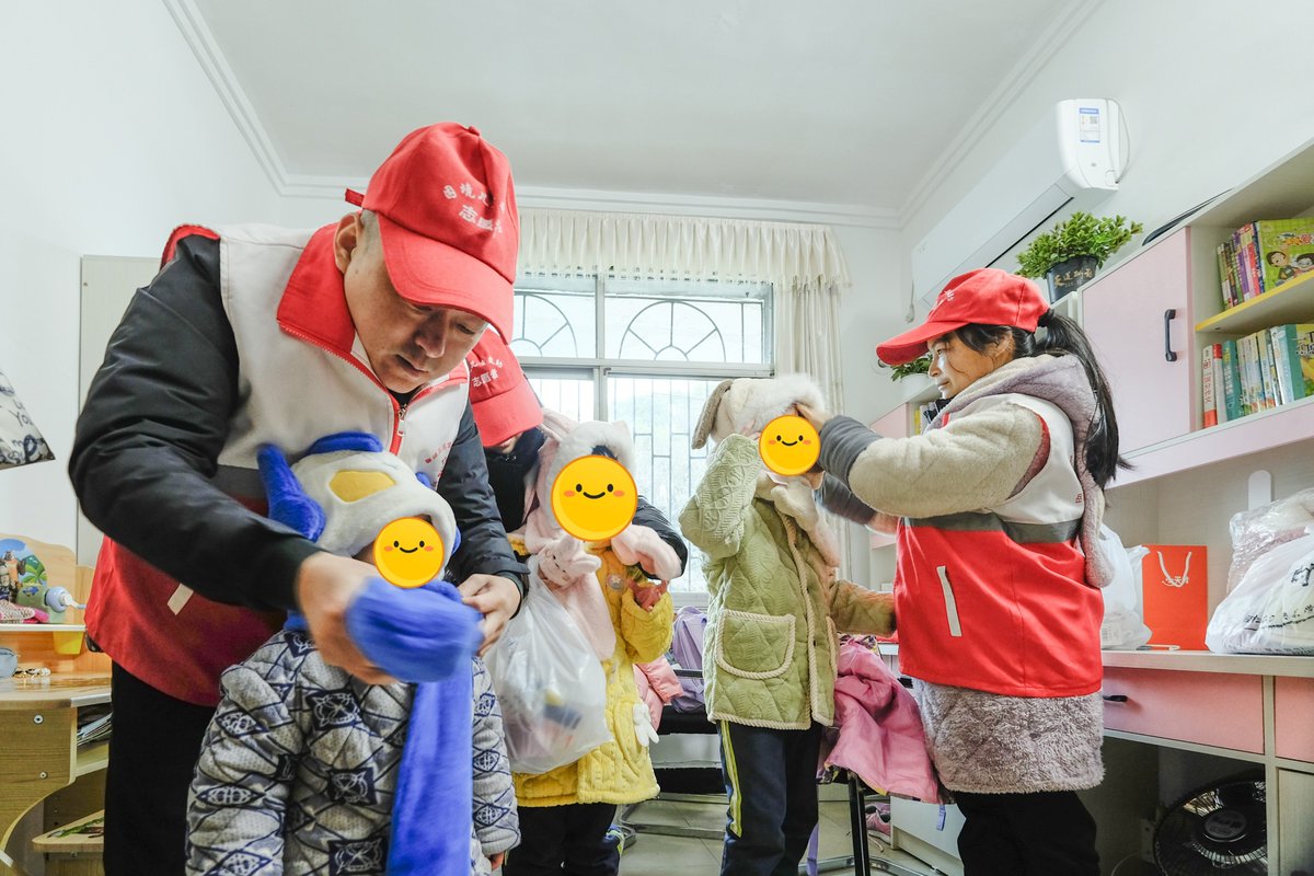 mebeckman07's tweet photo. Just spent the morning helping sort donated winter clothes at the community center! Seeing kids light up when they pick out their new coats made every minute worth it  Warm vibes all around. https://t.co/mj3yhFh8IY
