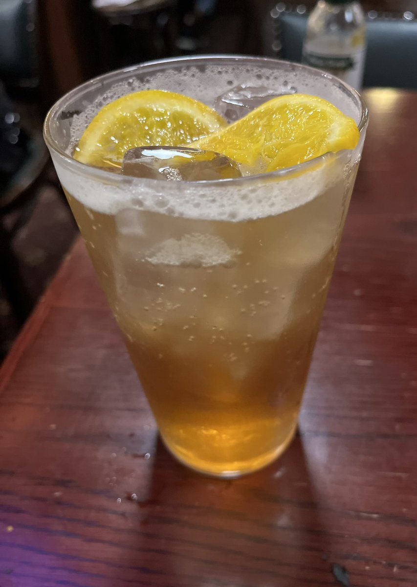 macroscopically's tweet photo. ブラックラグーンHUBコラボに行ってきた！
バラライカとエダのお酒を注文🥃
どちらも飲みやすくて美味しかった！
コラボ期間中にまた行きたいな😊
#ブラックラグーン
#HUB https://t.co/6cf2jXoMky
