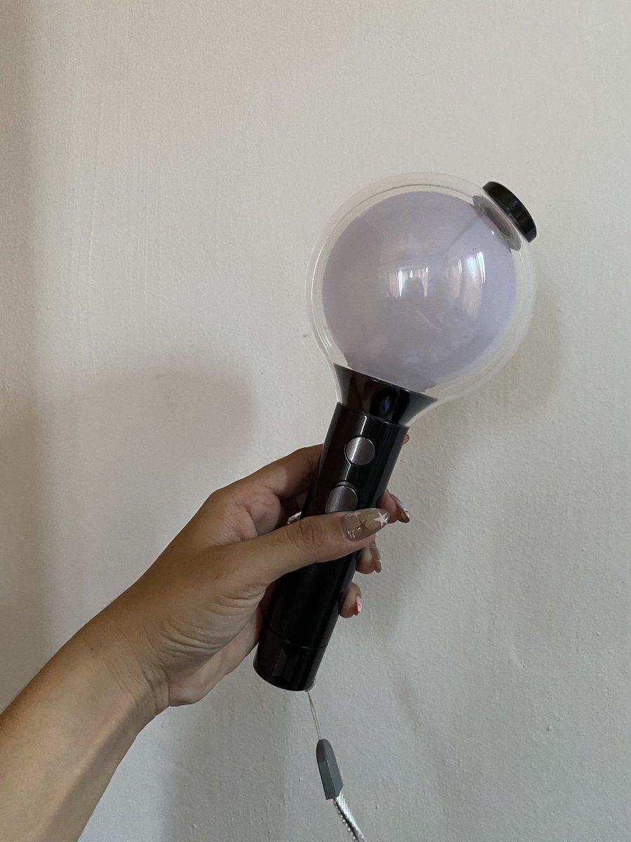mchlabalayan's tweet photo. Hi ARMYssssss!!

✨ For Sale: BTS Official Light Stick MOTS SE ✨

Selling my BTS Official Light Stick — perfect for ARMYs collecting, or looking for a genuine official merch! 💜 https://t.co/GMQDayf5iu