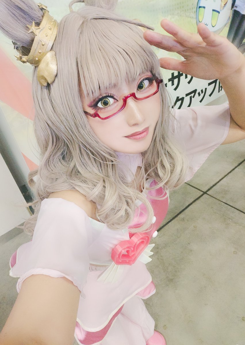akai44kingyo's tweet photo. コミケ2日目はめにしゅき衣装のハヤヒデでした！
先行更衣室だったので最初に庭園で時間あったのと、買い物後に少し東のコス広場におりました✨️
これは上から撮って靴まで入れるぞ！って撮ったやつ。

コミケ2日間お疲れ様でした！！

#C108_cos #c108 https://t.co/f2uGVjIaQz