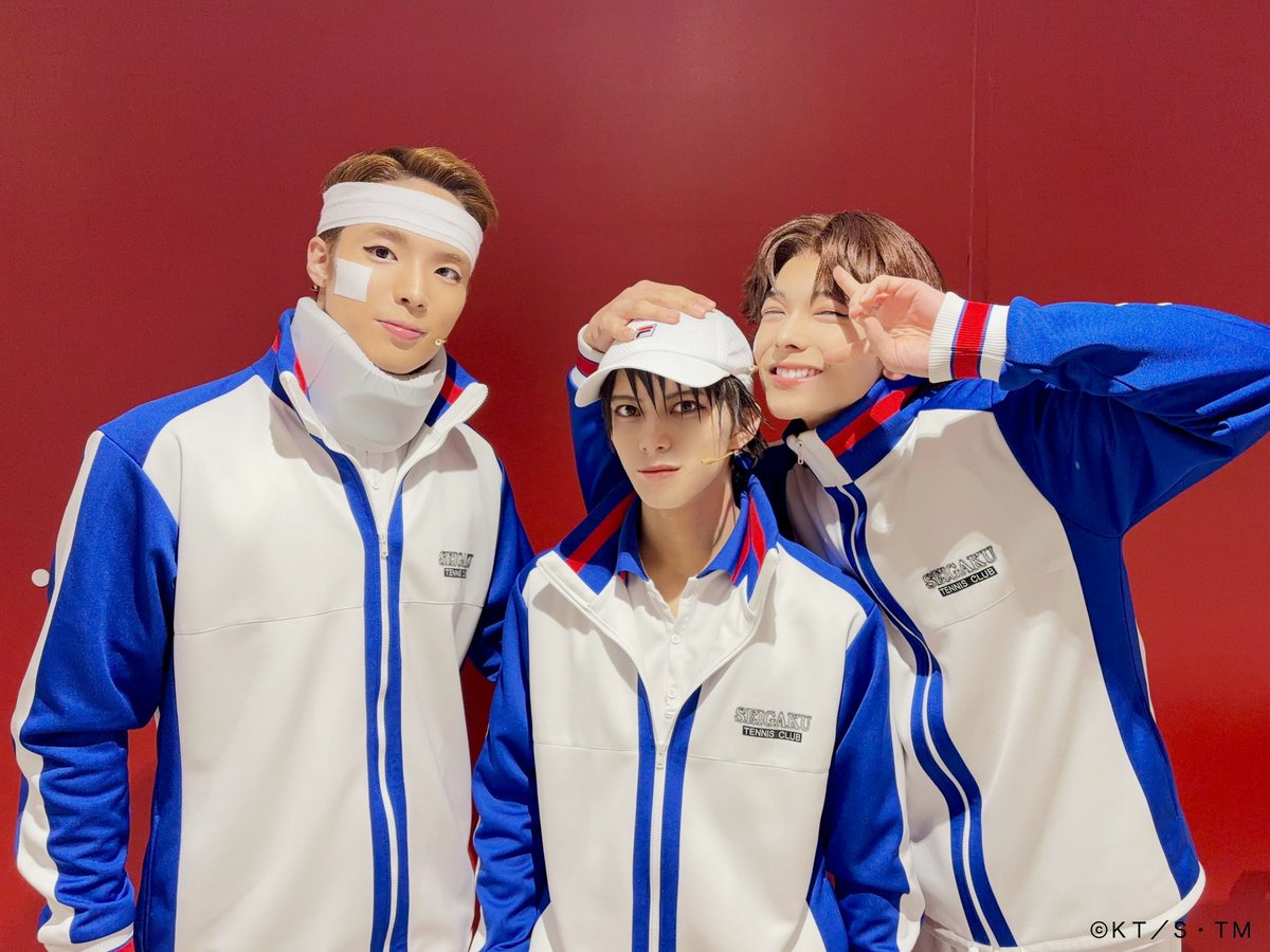 TennimuNews's tweet photo. 【#テニミュ 】35公演目🎾
本日、福岡公演の千秋楽を迎えました。
来場くださった皆様、誠にありがとうございました。

本日は、リョーマくん・菊丸くん・河村くんが集まってくれたので、
仲良しな3人のお写真をお届けします📸

いよいよ次は東京凱旋公演です。
TACHIKAWA STAGE GARDENで、みなさまのご来場をお待ちしております！

▼公演情報はこちら👇
https://t.co/Ffqk5rjq12