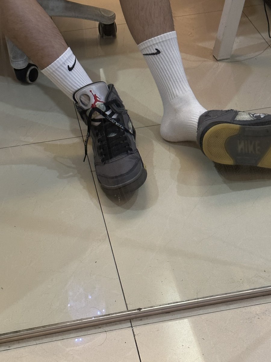 HansAaS111's tweet photo. 更新一组还是在男高时期拍的aj5
有没有来给高中生爹舔的

#1s #男高 #白袜 #球鞋 https://t.co/tbGYRD91X0