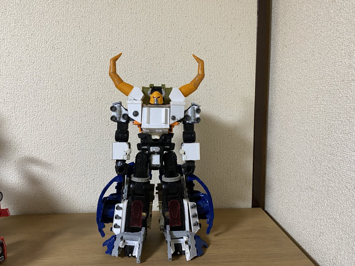 sutorongend's tweet photo. 今回は
・頭部の移植
・背面の加工
・若干ズレていた左脚パーツの修正
頭部は顎の部分を弄ったりともう少し手を加える予定😓
本当は下半球中央の歯車？的なパーツを作りたかったけど、見落としやら何やらがあるのが判明したので、その辺りは次回に…

#トランスフォーマー
#カスタムTF
#Transformers https://t.co/7ffBfab3TW
