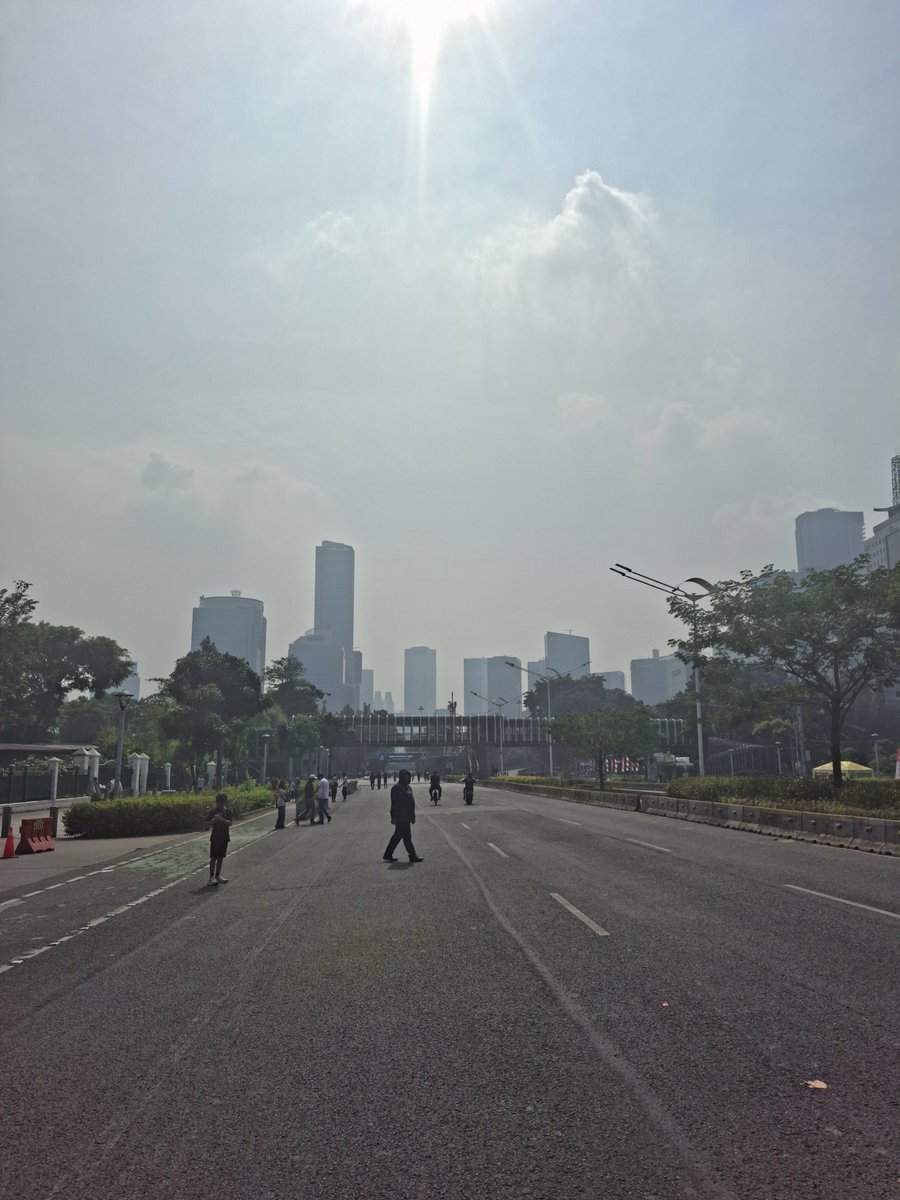 stravenues's tweet photo. Kondisi CFD beberapa minggu belakangan ini dan ini terjadi tiap hari. 

Tingkat polusi terus-menerus memburuk, hingga berkali-kali masuk daftar teratas kota paling berpolusi di dunia

Alarming buat @DKIJakarta, sampai kapan warga kota dipaksa menghirup wahana smoking room raksasa?