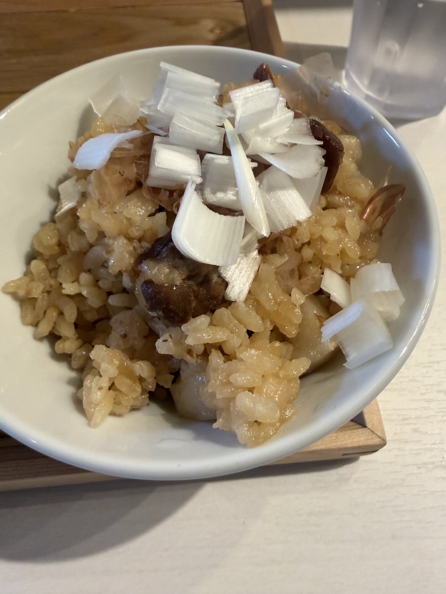 SEIICHI7_1's tweet photo. 純手打ち さんや食堂 2026.8.1 New Open
暑さも和らぎ、過ごしやすい一日。お盆お休みも最終日。明日から仕事が始まりますね。
●魚介系！出汁の醤油が効いた！和風チックなスープは上品な味わい！
●自家製！手打ち太麺！モチモチした食感！熱々のスープと絡ませて！誰もが絶賛する一杯に満足！ https://t.co/OmkGSFxQcL