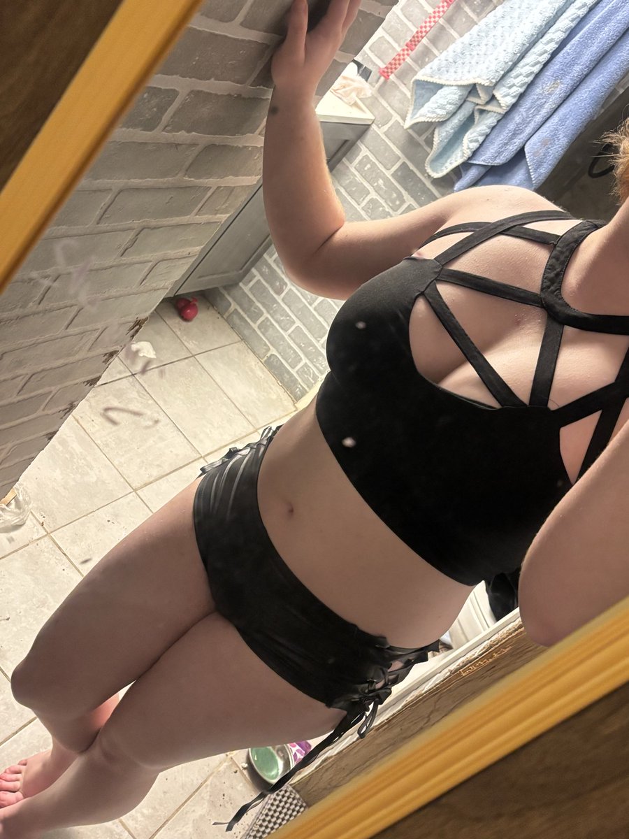 ocean_kitty1's tweet photo. Lil outfit I threw together https://t.co/3FFfE1i5kW