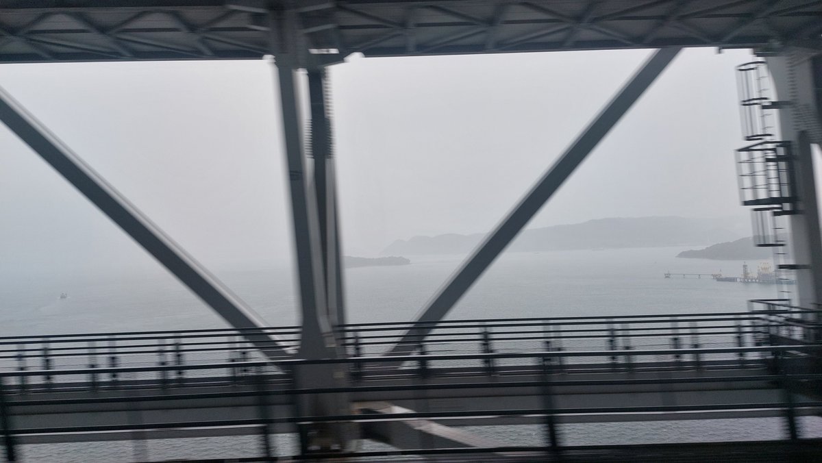 treetree0728's tweet photo. 瀬戸大橋を再度わたっています😀
雨であまりよく見えない😵💦

初めて電車、列車で四国一周しました😀

しおかぜ号もあと少し😖
グリーン車ですが、さすがにケツが痛くなってきた😁

#青春18きっぷ
#鉄道旅
#瀬戸大橋線
#瀬戸大橋 https://t.co/SRzq269612