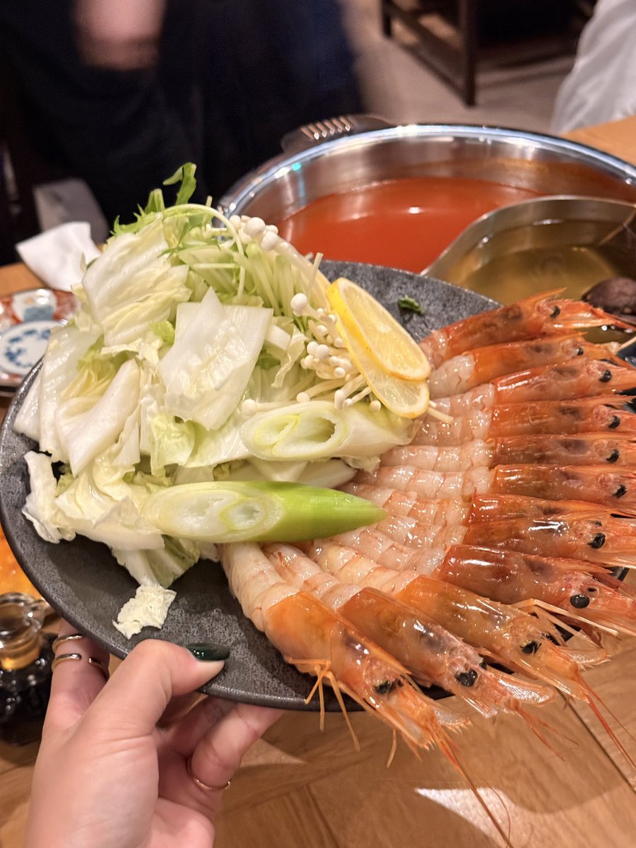 apple_matsumo's tweet photo. 『アテ巻きとえびしゃぶ』
🦐 東京駅　ひまり商店 🦐

8/17グランドオープンの新店情報🍎
エビの頭で出汁がめちゃくちゃ出た鍋が最高なのと、アテ巻きもめちゃうんまい。

#東京グルメ #東京ランチ #東京ディナー #東京駅グルメ #東京駅ディナー #丸の内グルメ #丸の内ディナー https://t.co/c2fLNcm5DV